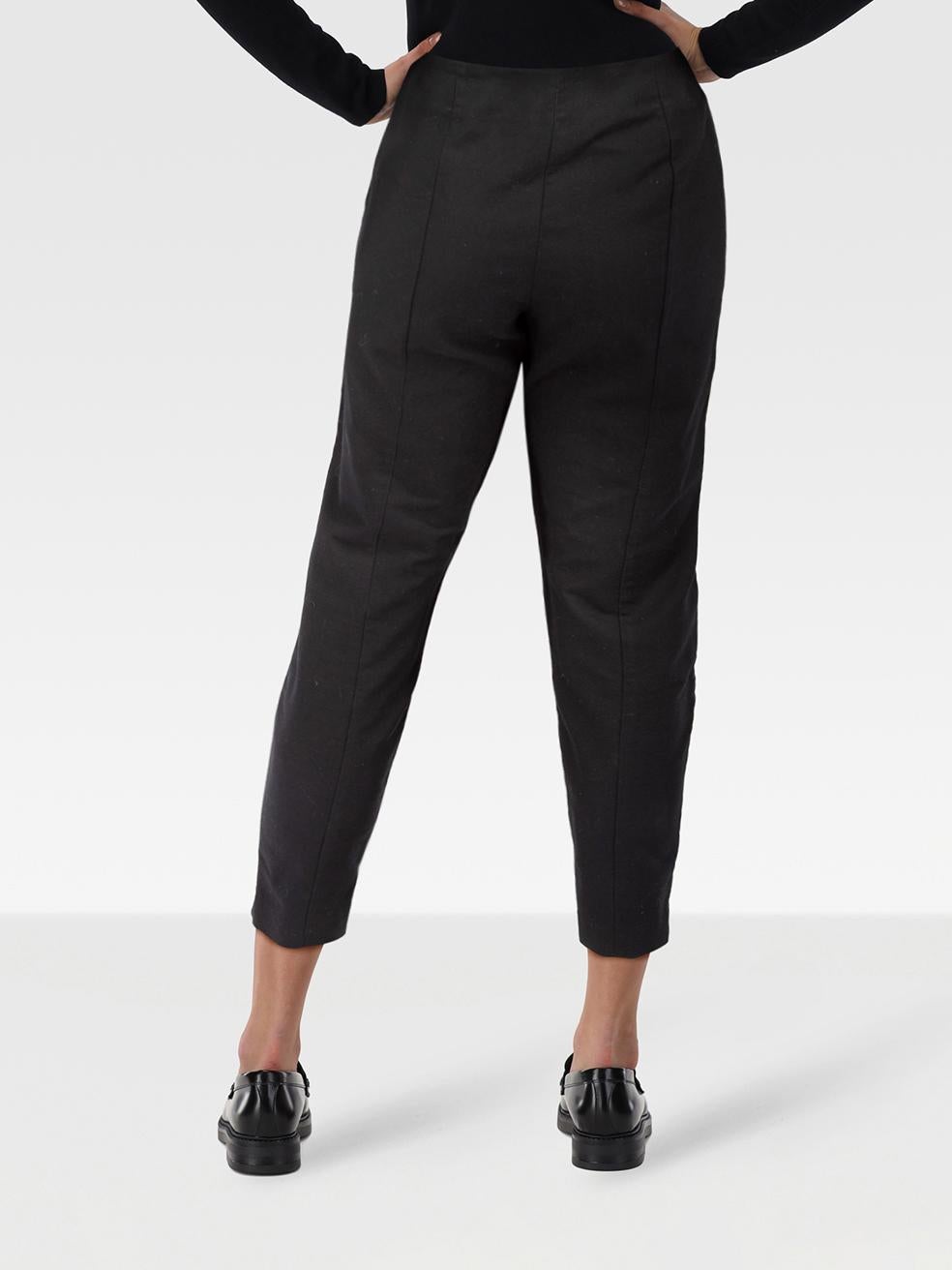 L'ÉTAT est très bon. L'usure du pantalon est minime. Usure minime sur le côté inférieur gauche de la jambe gauche du pantalon et sur le bas de l'arrière de la jambe droite du pantalon, où l'on observe des décolorations. Éraflures aux tirettes des