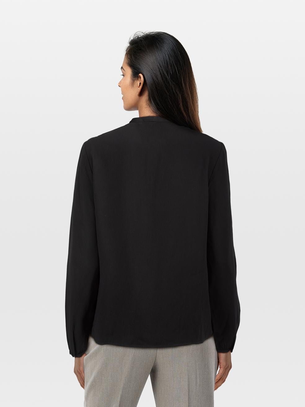 CONDIZIONE: molto buona. L'usura della camicetta è minima. L'usura sul davanti è minima, con segni di scolorimento vicino alla spalla destra e al centro di questo articolo usato di rivendita di Red Valentino.
 

 

 

 Dettagli
 

 

 Nero
 

