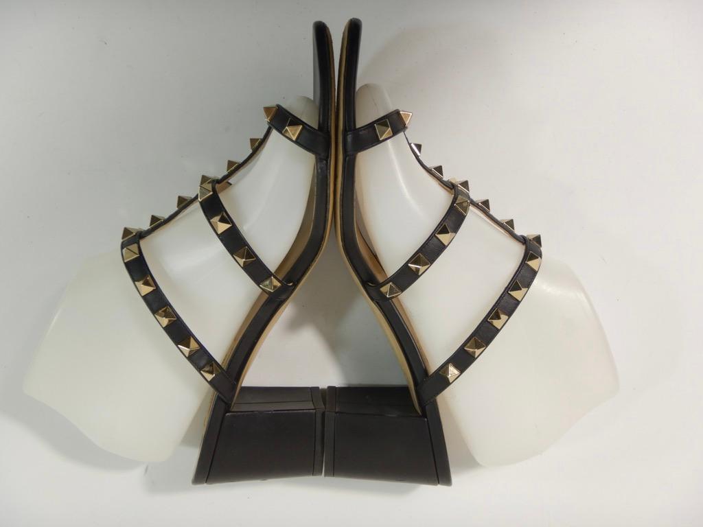 Valentino Garavani Rockstud Black Leather Block Heel Gladiator Sandals 39 In Good Condition For Sale In Oakland, CA
