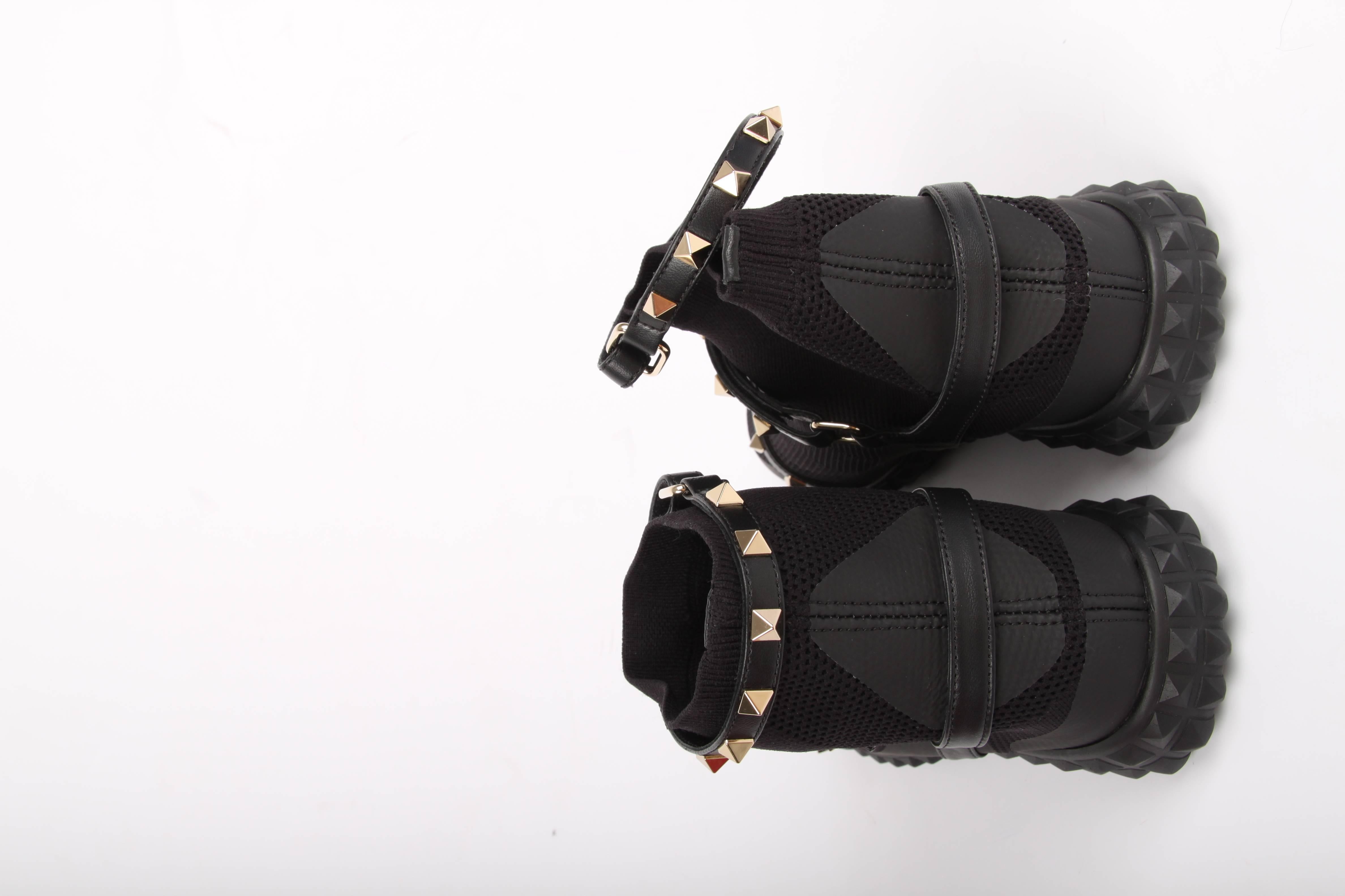 Valentino Garavani Rockstud Body-Tech Sock Sneaker - black In New Condition In Baarn, NL