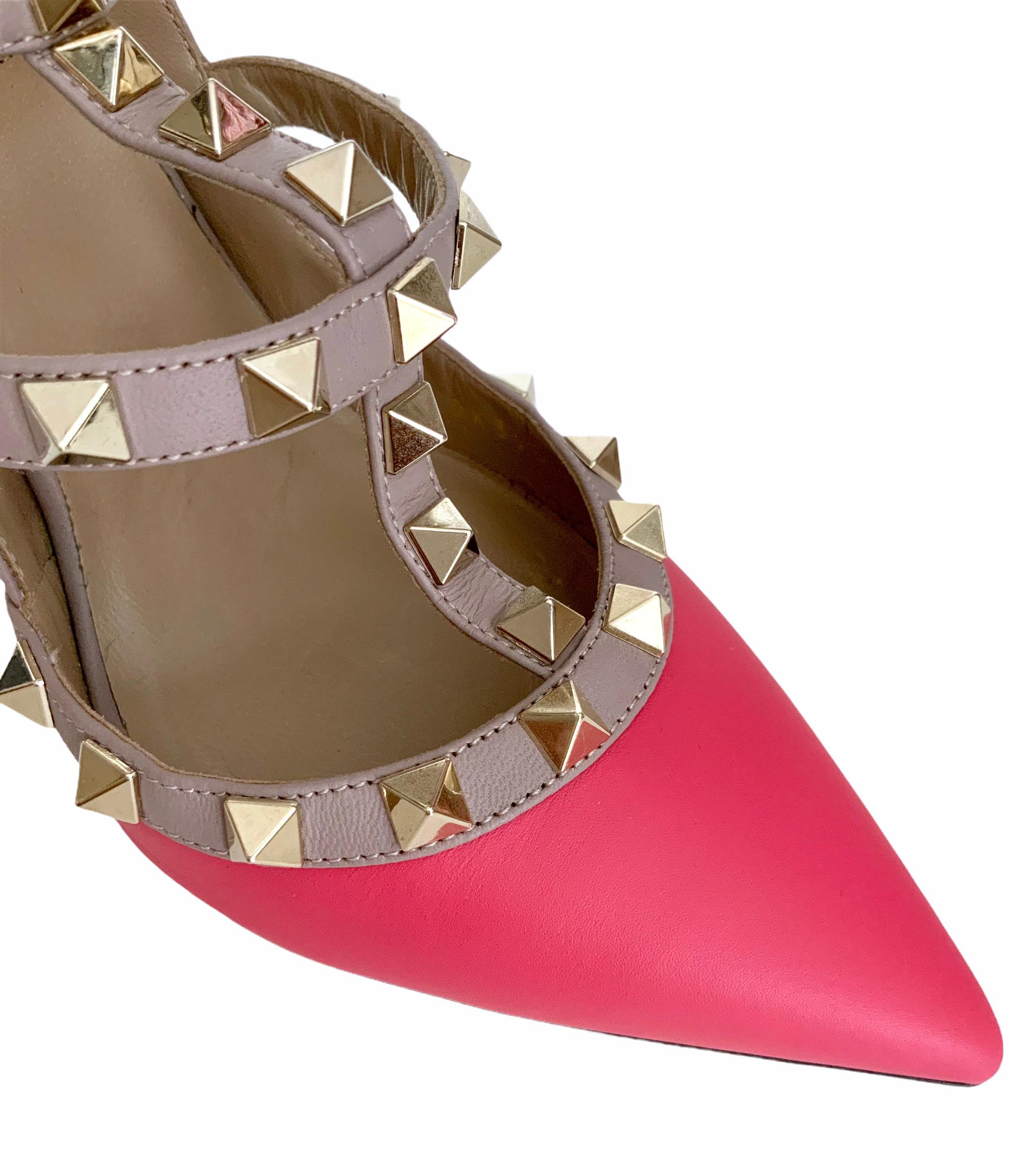 Beautiful pre-owned but New Rockstud ankle strap pumps from the house of Valentino Garavani !
They are crafted in a bright pink calfskin leather with powder-colour nappa leather piping and ankle straps. 
The studs are platinum-finish and there is an