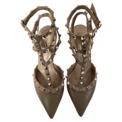 Décolleté Rockstud Caged di Valentino Garavani in pelle marrone