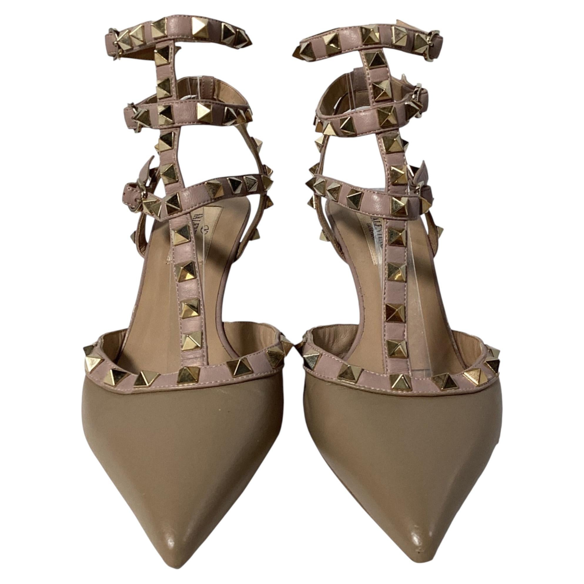 Valentino Garavani Rockstud Caged Pumps aus braunem Leder im Angebot