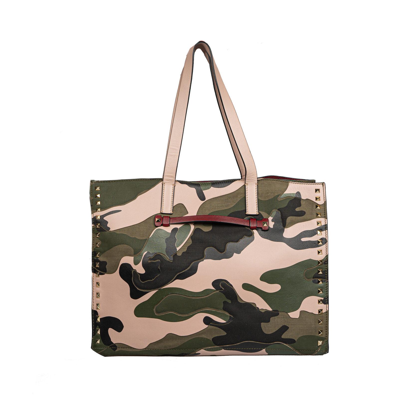 CONDITION: A: Excellent condition with few signs of use; carefully kept.
SIZE: 39/28/15 cm; Handles 51 cm.
BRAND: VALENTINO GARAVANI
MODEL: Rockstud Camouflage Tote
COLOUR: Green / Khaki / Pink (Military)
Leather material
INSIDE COLOUR: