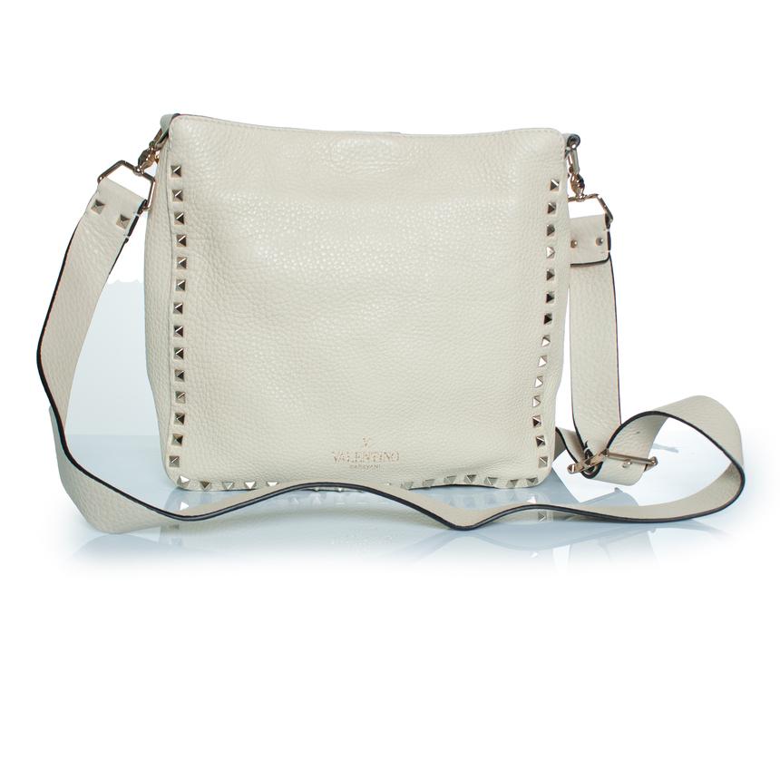 Valentino Garavani, Rockstud hobo messenger bag in off white. The item is in very good condition with a few dents in the leather from the studs. Interior is very clean.

CONDITION: very good

MEASUREMENTS: height 24 cm, width 26 cm, depth 7 cm,