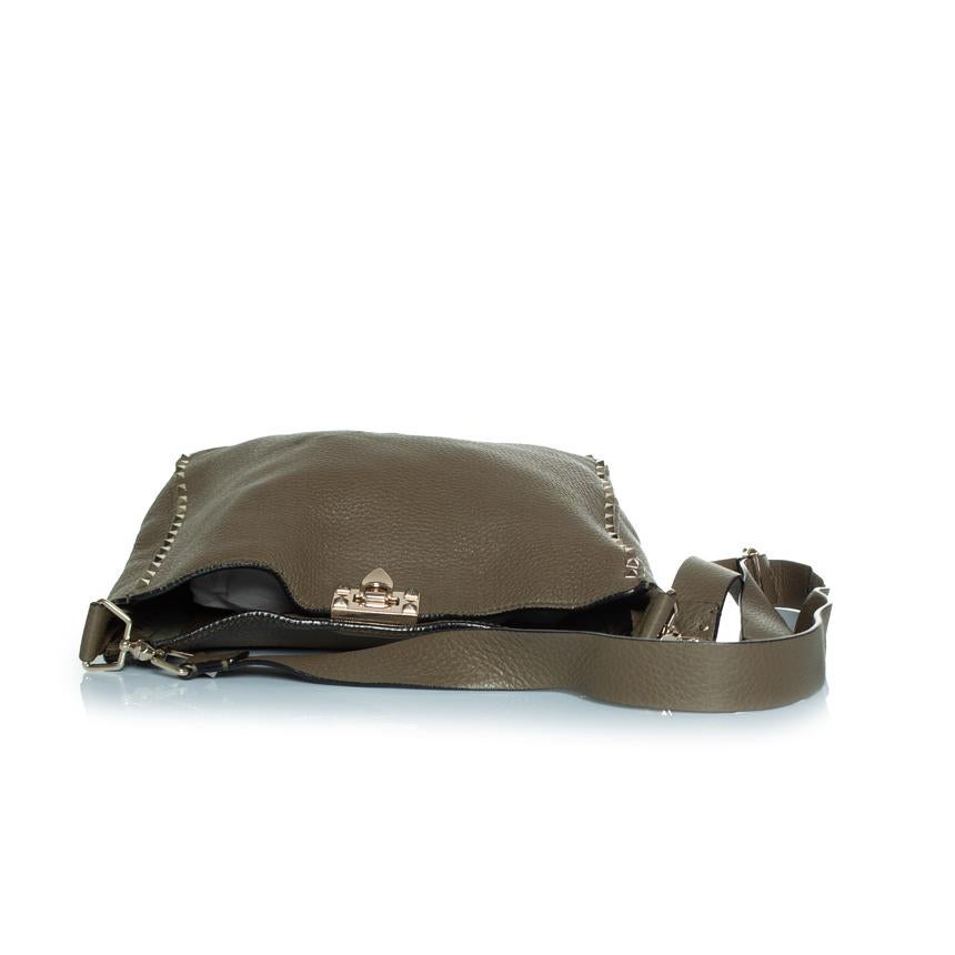 Valentino Garavani, Rockstud hobo messenger bag in olive green. The item is in good condition with a few dents in the leather from the studs. Interior is very clean.

CONDITION: good condition

MEASUREMENTS: height 28 cm, width 29 cm, depth 6 cm,