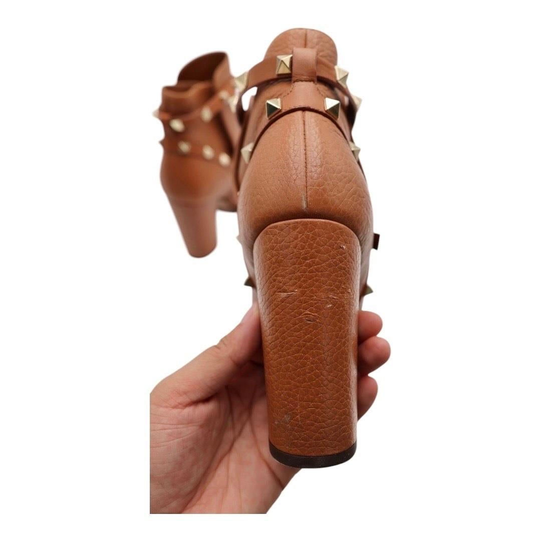 Valentino Garavani - Stivaletti in pelle Rockstud - Marrone cognac in vendita 2