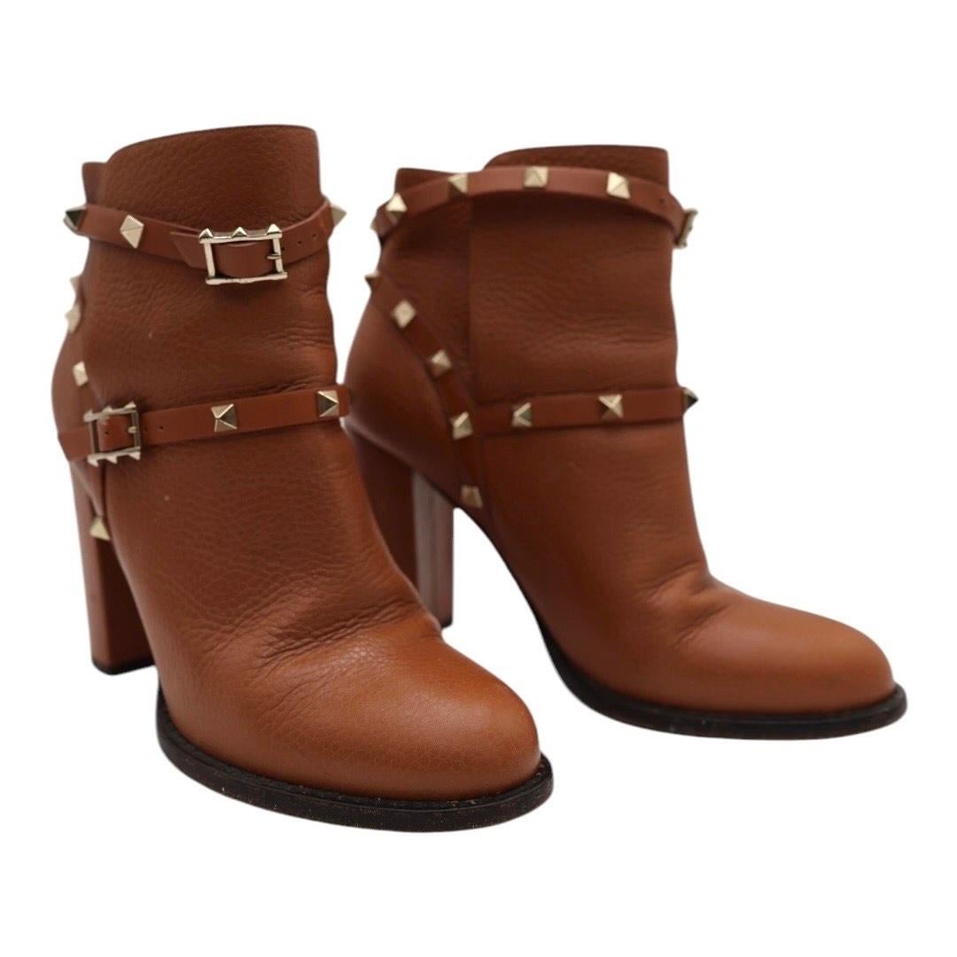 Valentino Garavani - Stivaletti in pelle Rockstud - Marrone cognac in vendita 3