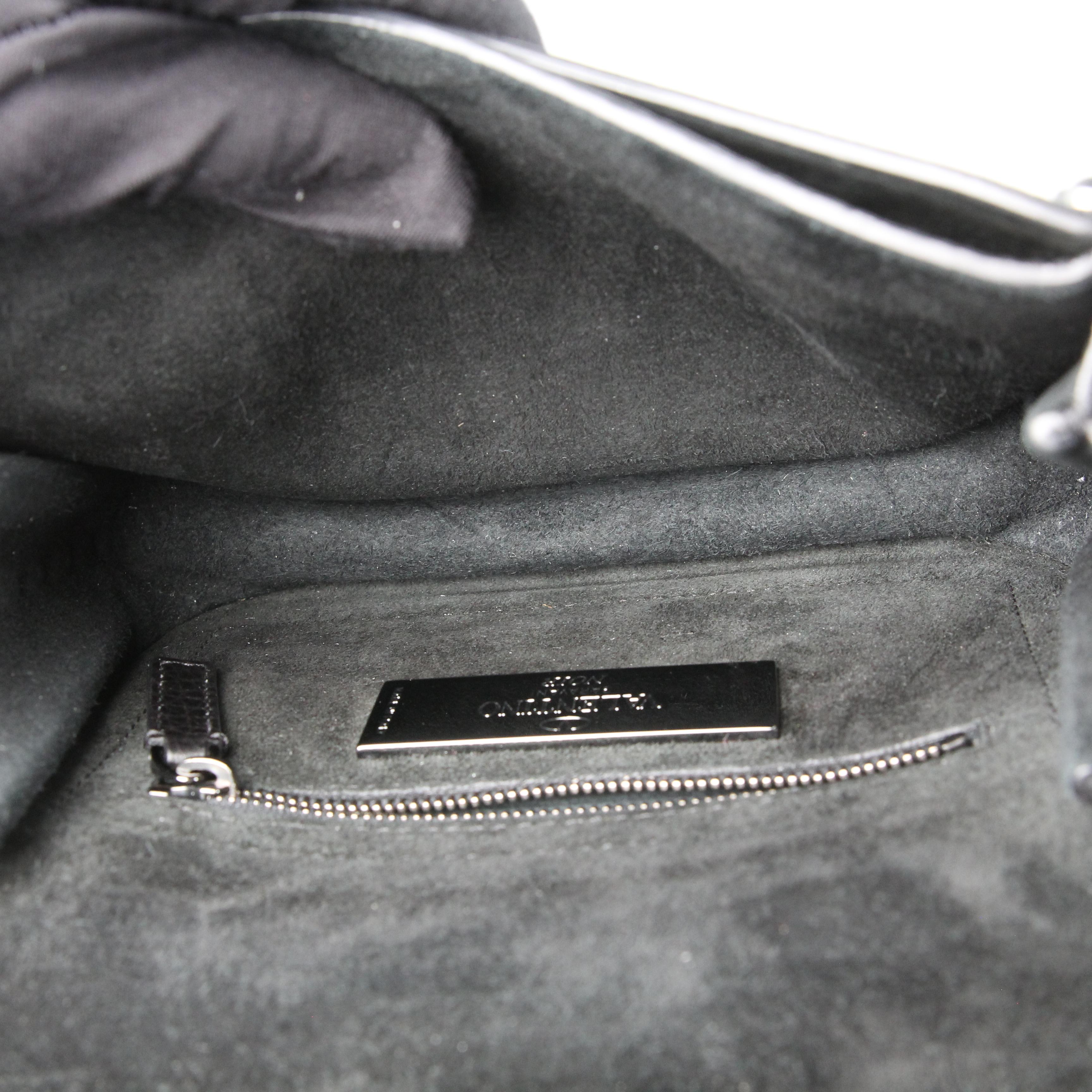 Valentino Garavani Rockstud Noir Crossbody bag. Full black


Very good condition all around.