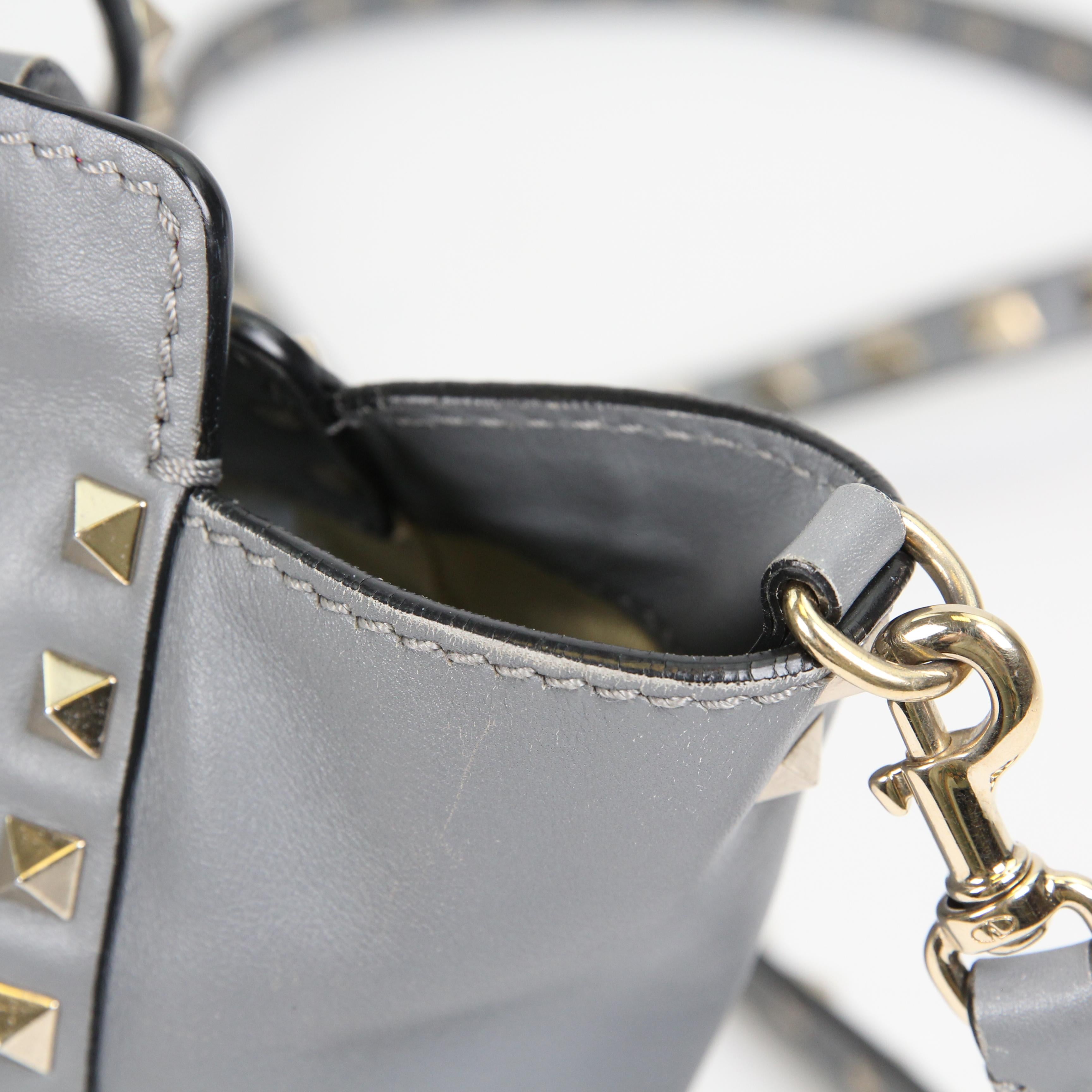 Valentino Garavani Rockstud leather handbag For Sale 16