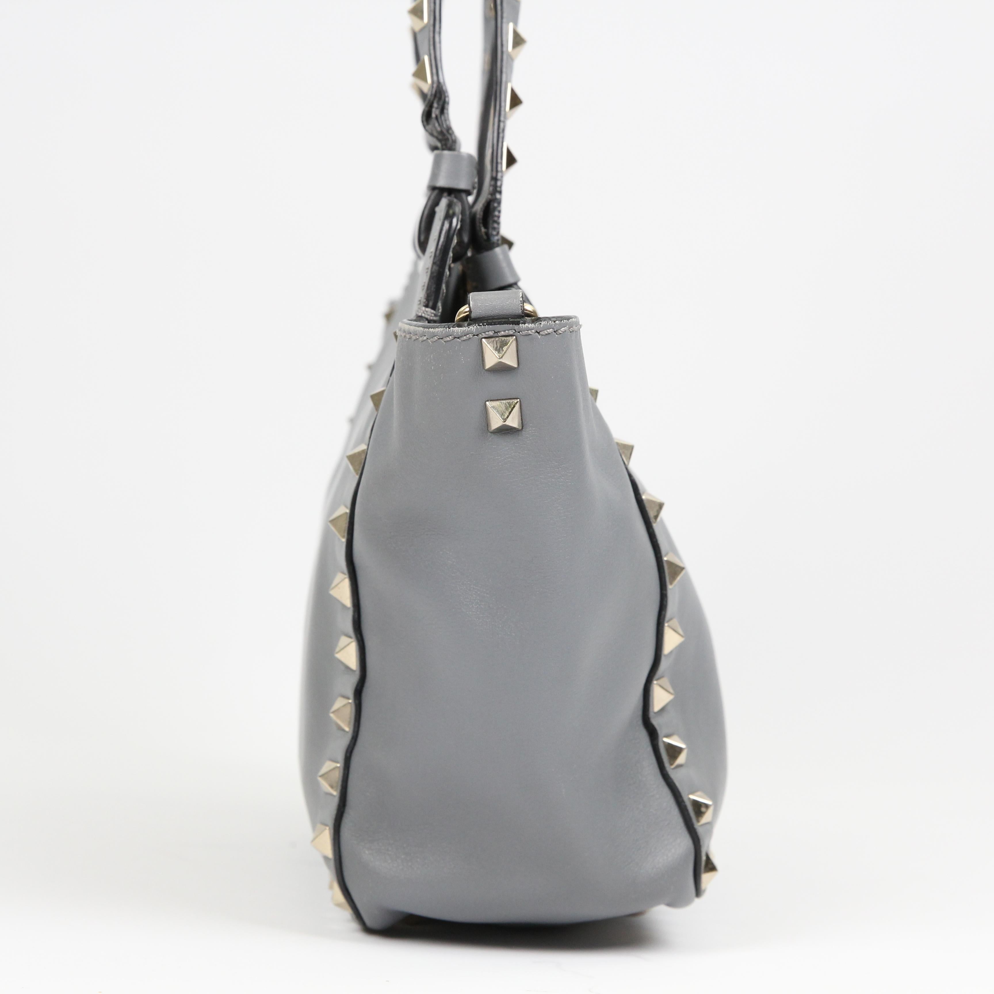 Women's Valentino Garavani Rockstud leather handbag For Sale