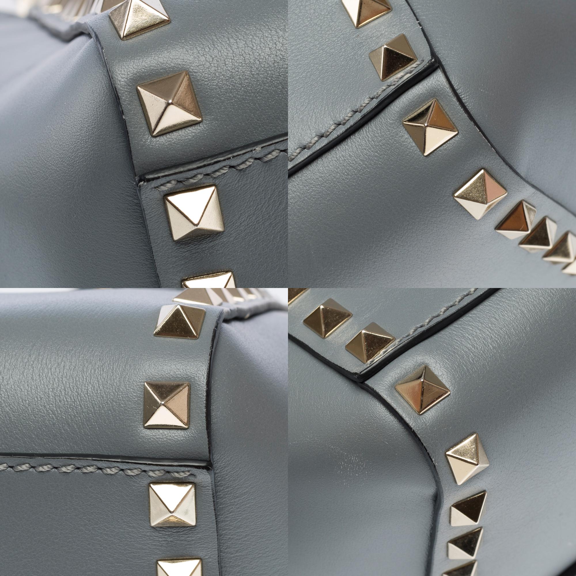 Valentino Garavani Rockstud mini sac fourre-tout en cuir bleu clair en vente 8
