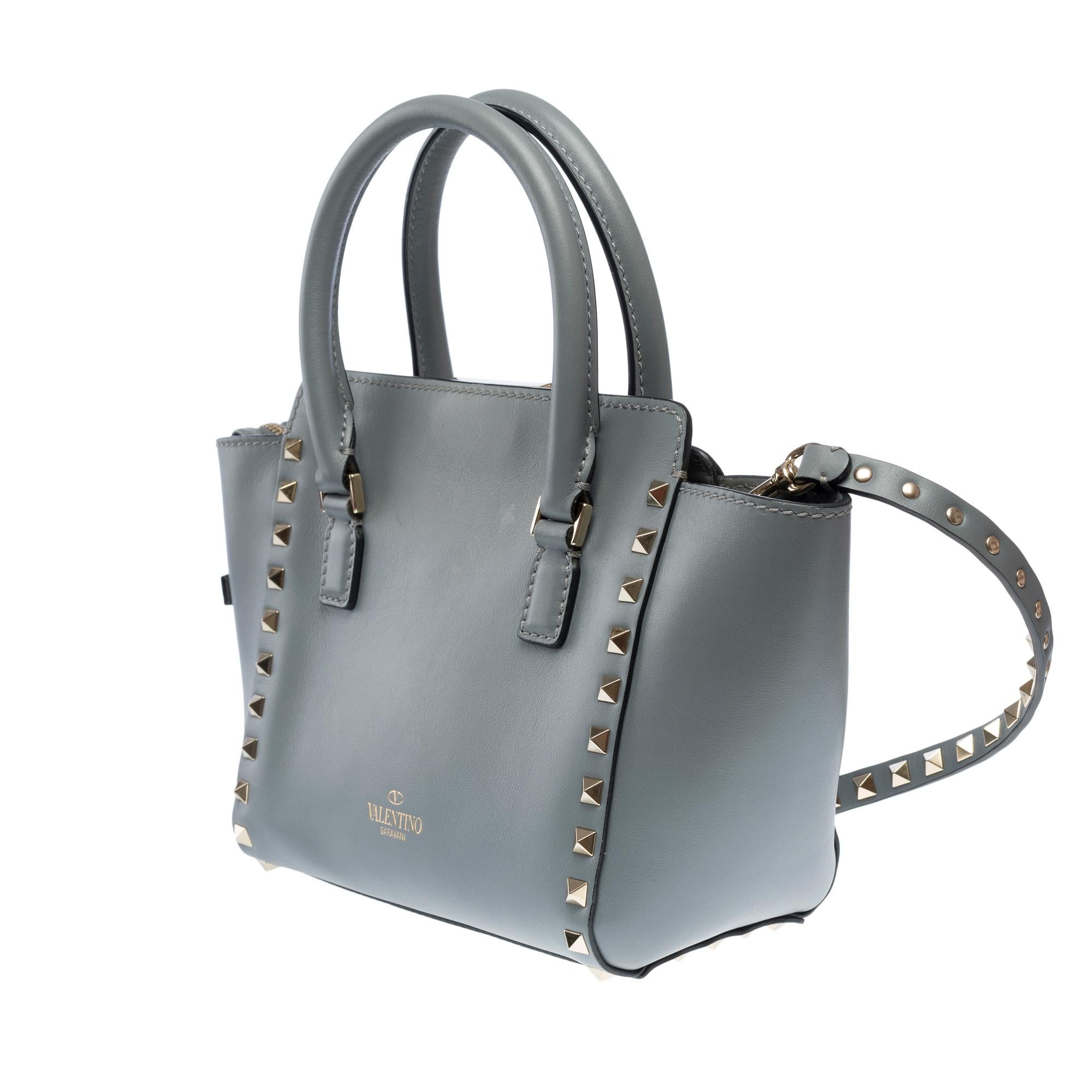 Valentino Garavani Rockstud mini sac fourre-tout en cuir bleu clair en vente 2