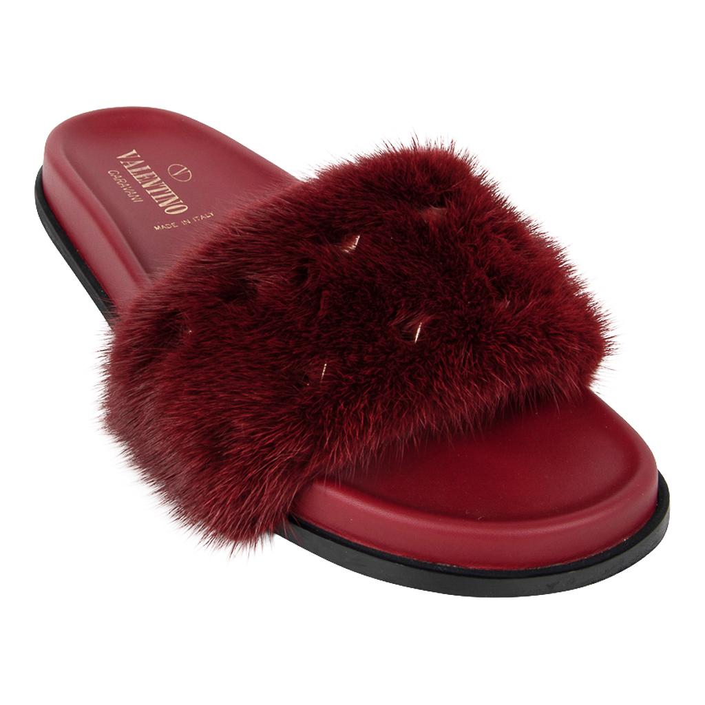 Guaranteed authentic Valentino Garavani Rockstud mink fur (Finland) sandal. 
Signature Rockstud trim hardware set in mink vamp strap.
Leather wrapped foot is contoured.
Classic and timeless - Love these! 
final sale

SIZE 40
USA SIZE 40

SHOE