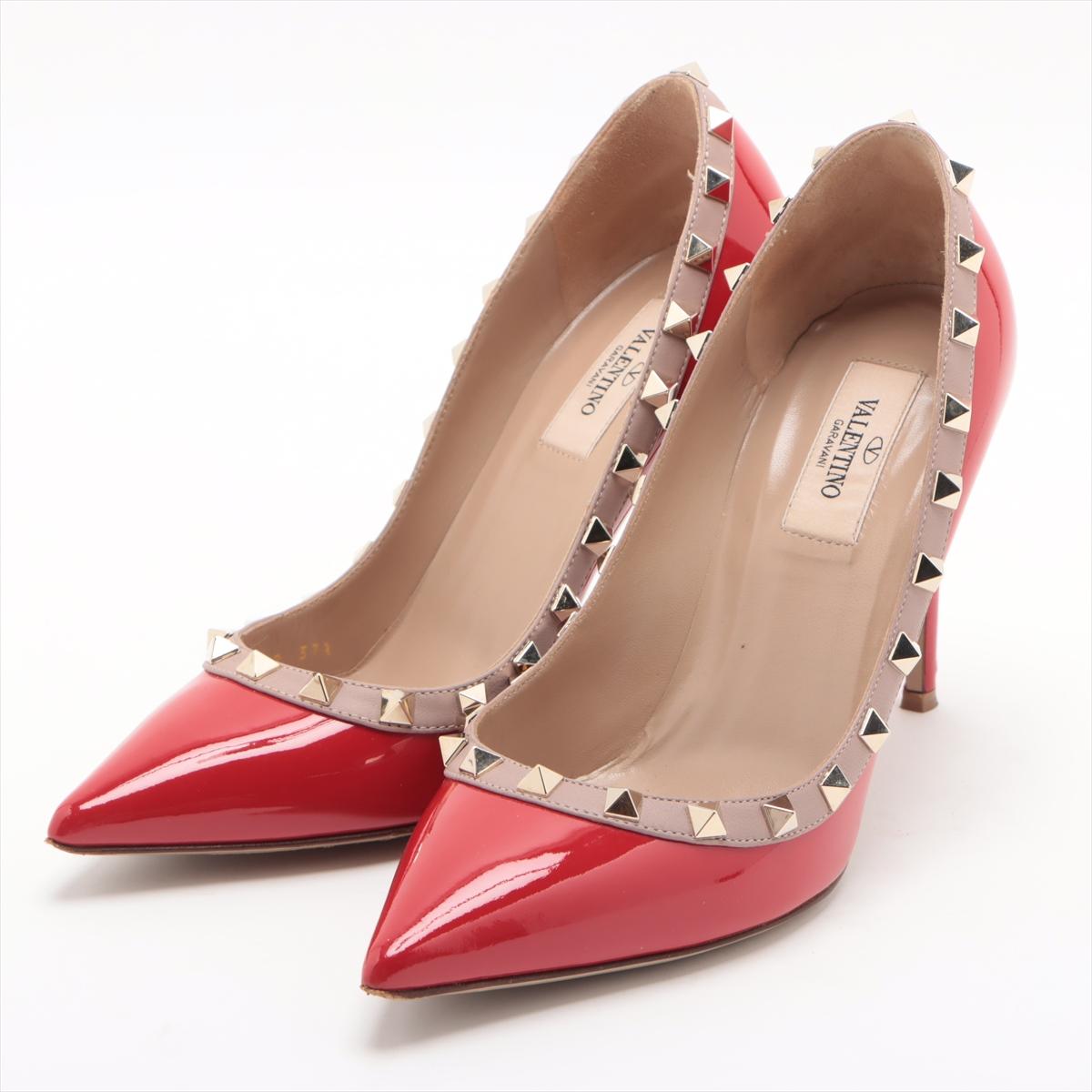 L'escarpin en cuir verni Valentino Garavani Rockstud à bout pointu en rouge est un choix de chaussures frappantes et élégantes qui exsudent la sophistication et le glamour. Confectionnés en cuir verni luxueux, ces escarpins présentent une silhouette