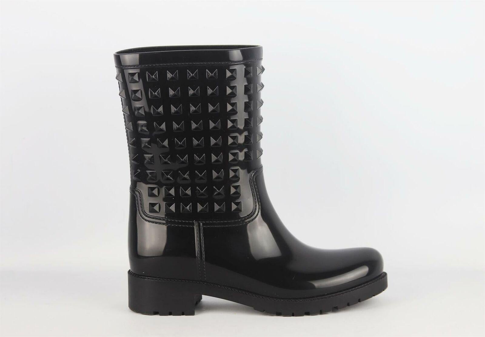 Valentino's signature Rockstud embellishments capture the essence of the Italian powerhouse: sophisticated and elegant with a tough-luxe edge, these black rubber boots have a round toe, a ridged rubber sole and plastic rockstud embellishments.
Heel