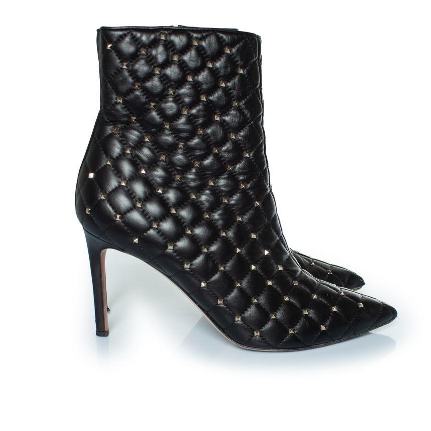 Valentino Garavani, rockstud spike quilted leather ankle boots. The item is in good condition, small signs off wear on both noses and heels.

CONDITION: good condition

SIZE: 38.5

INSOLE MEASUREMENTS: 24.5 cm

HEEL MEASUREMENTS: 8.5 cm PLATFORM: