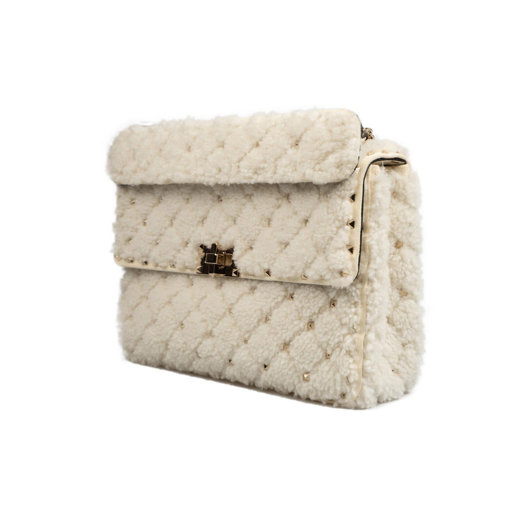 CONDITION: N: New condition.
PACKAGE: Shoulder strap
DUSTBAG: Yes
SIZE: 24/17/8 cm, Chain 130 cm.
BRAND: VALENTINO GARAVANI
MODEL: Rockstud Spike Medium
COLOUR: Light Beige
MATERIAL: Sheepskin
INSIDE COLOR: White
INSIDE MATERIAL: Leather
HARDWARE:
