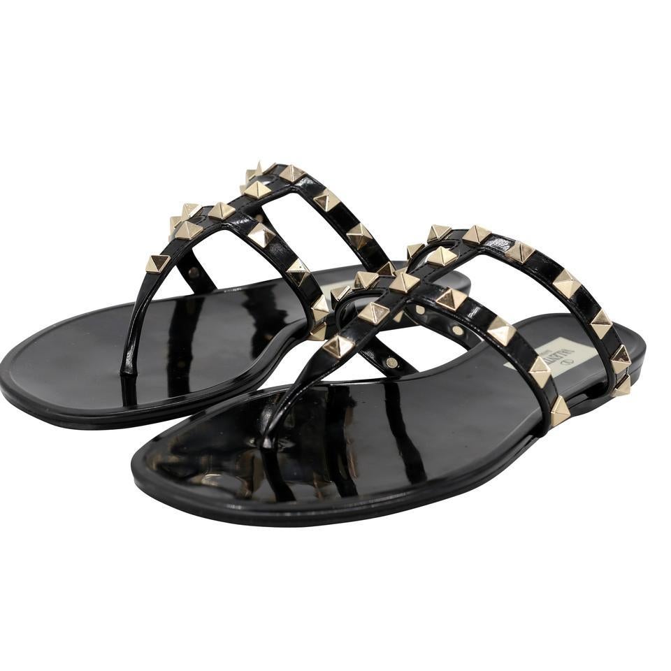 Valentino Garavani Rockstud Studded 37 Gladiator Thong Sandals VL-S0529P-0003 In Good Condition In Downey, CA