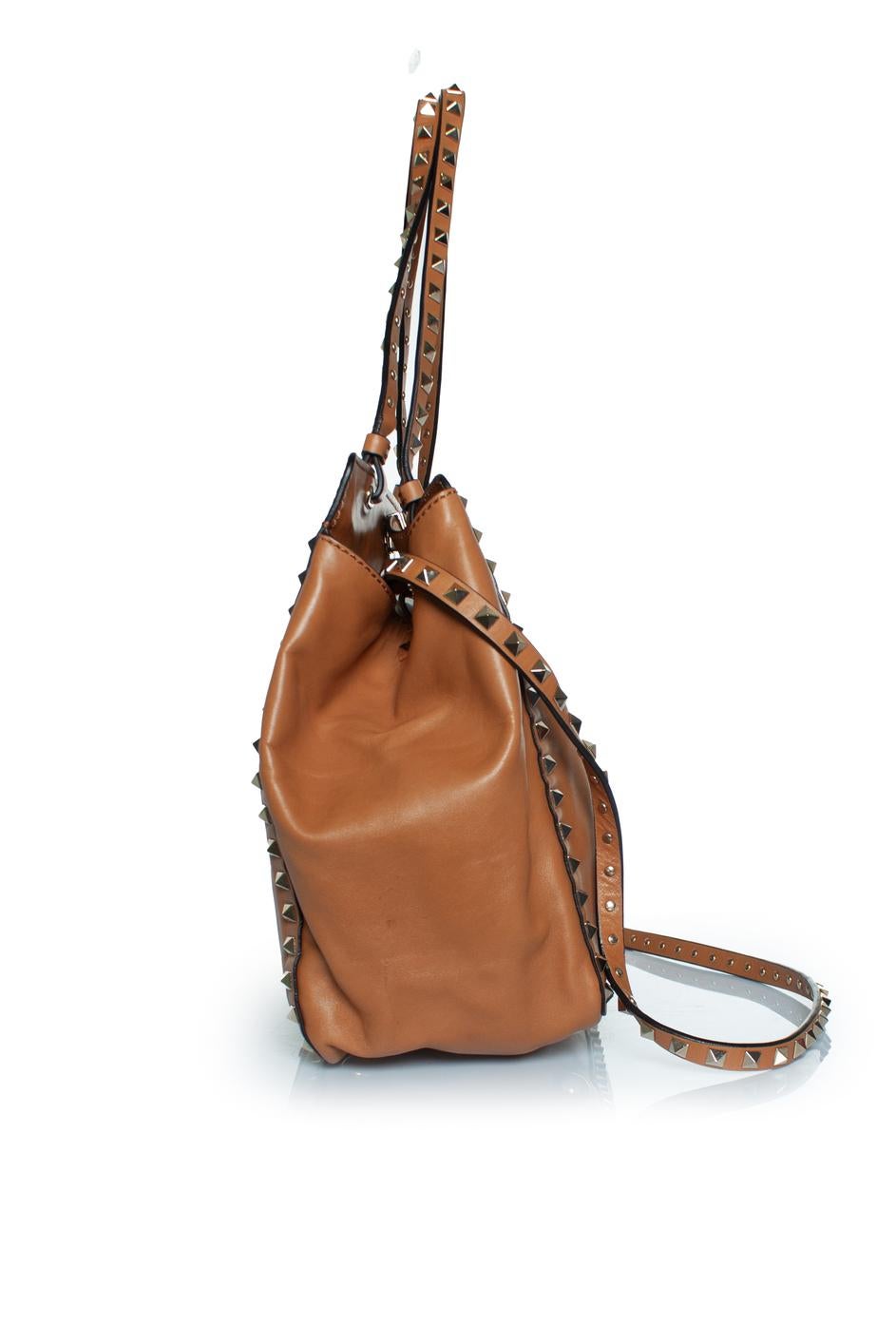 Valentino Garavani, Rockstud tote in camel In Excellent Condition For Sale In AMSTERDAM, NL