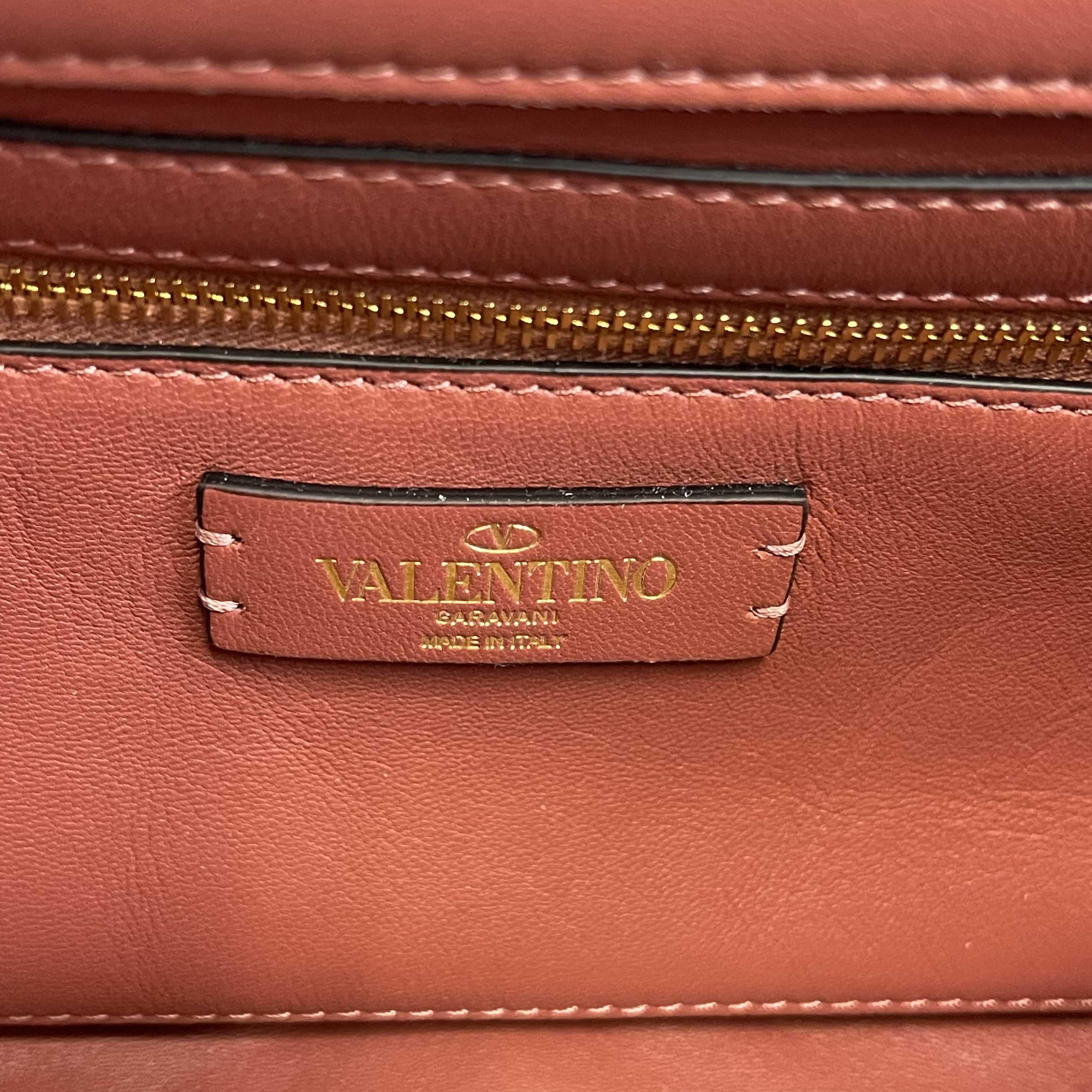 Valentino Garavani - Sac à bandoulière matelassé à clous romains moyen - Ginger - Poignée supérieure en vente 11