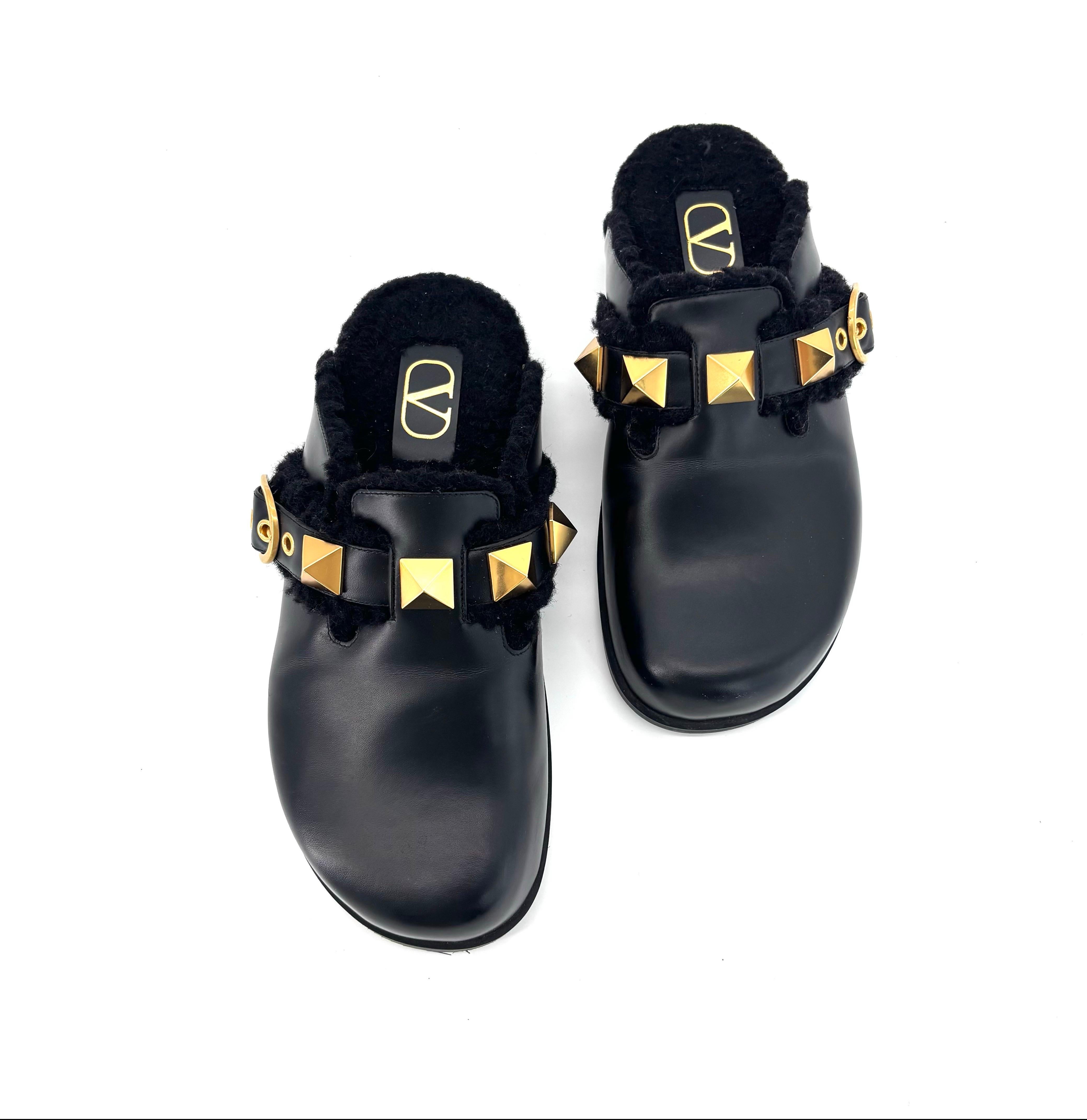 Nero Valentino Garavani Roman Stud Shearling Lined Sabot Slip On Mules Slides 38 in vendita