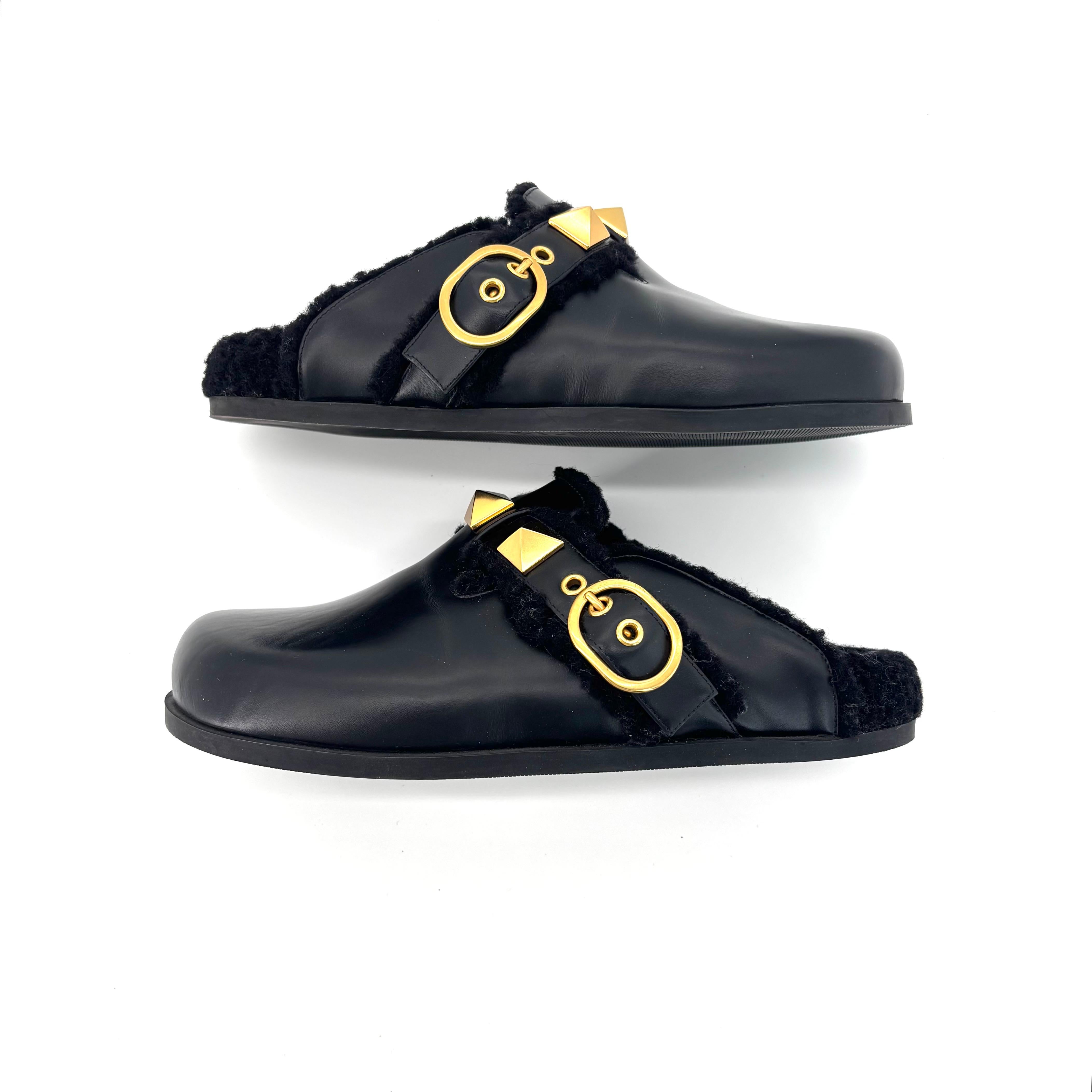 Valentino Garavani Roman Stud Shearling Lined Sabot Slip On Mules Slides 38 In condizioni buone in vendita a Mechanicsville, VA