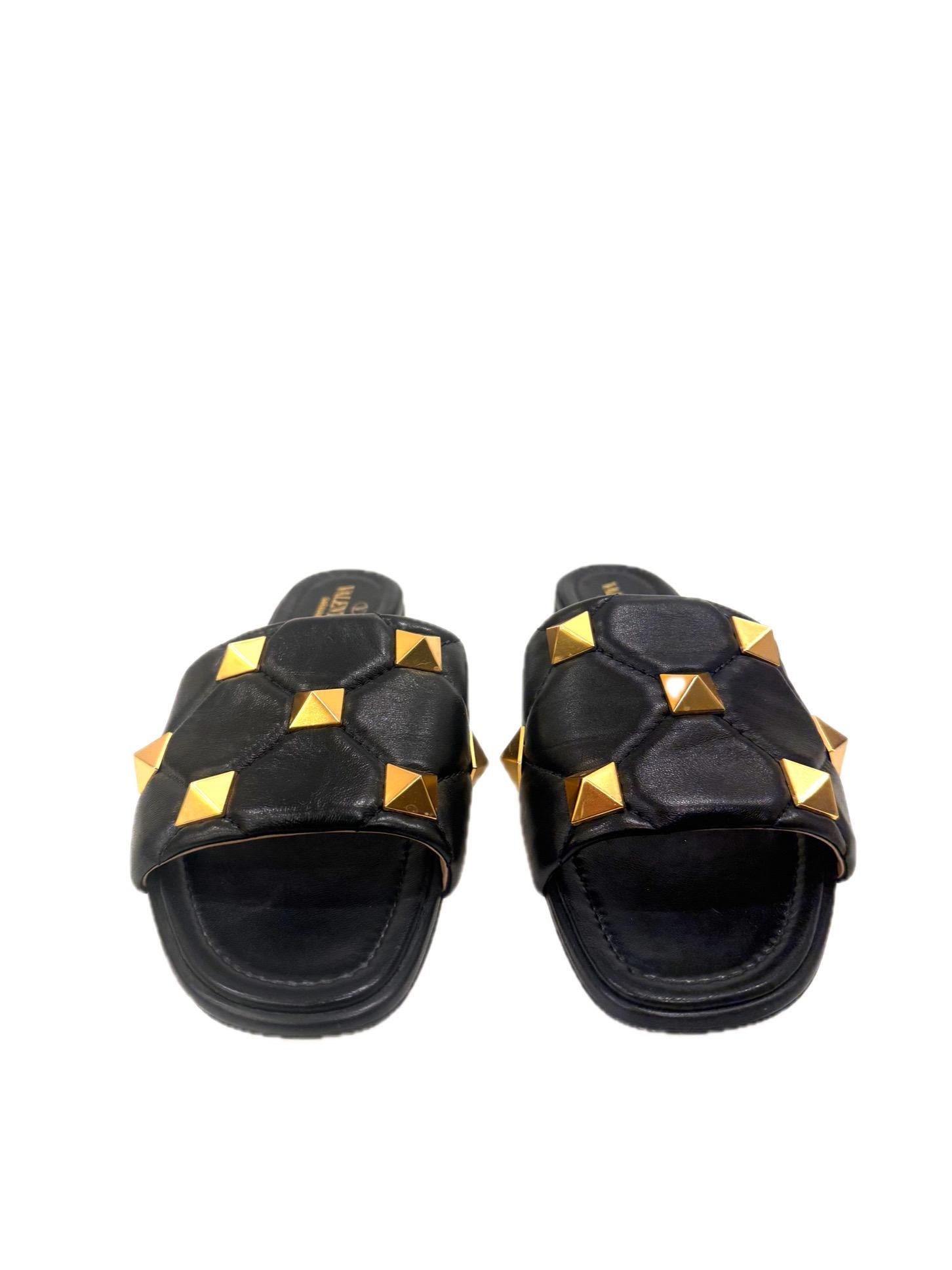 Noir Valentino Garavani Roman Stud SlidesCuir nappa noir Collection SS21 Taille 39 en vente