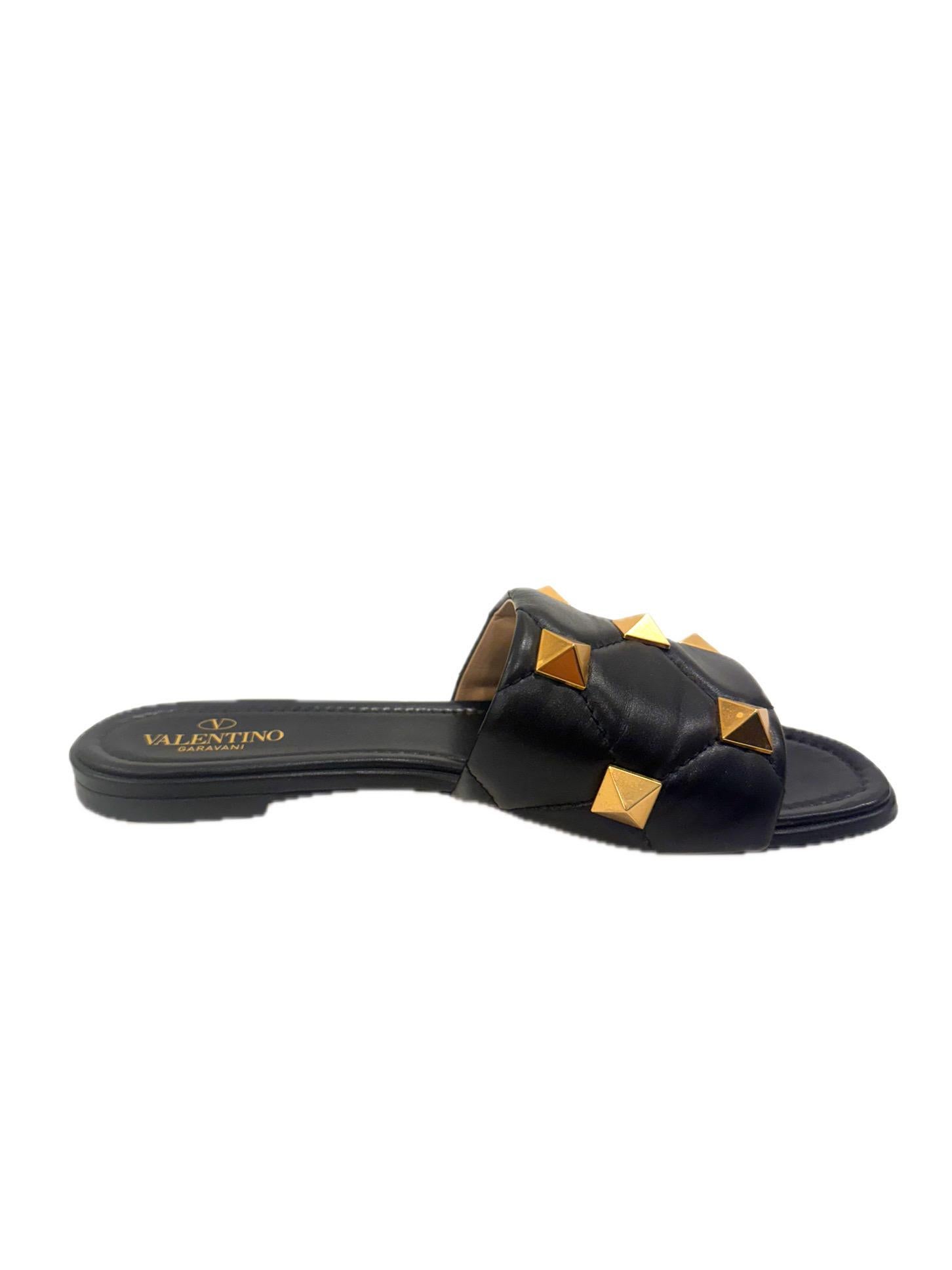 Valentino Garavani Roman Stud SlidesCuir nappa noir Collection SS21 Taille 39 en vente 2