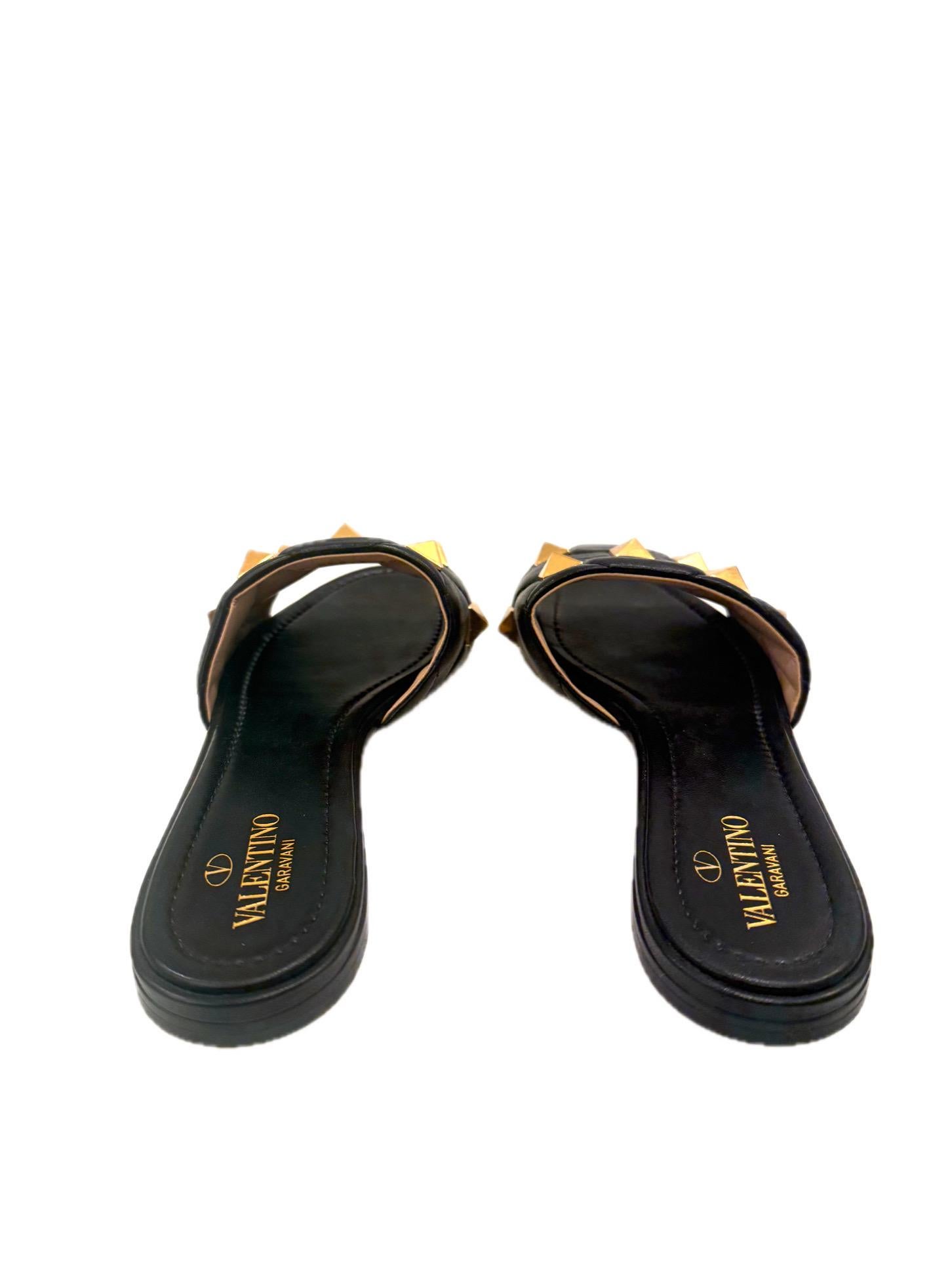 Valentino Garavani Roman Stud SlidesCuir nappa noir Collection SS21 Taille 39 en vente 3