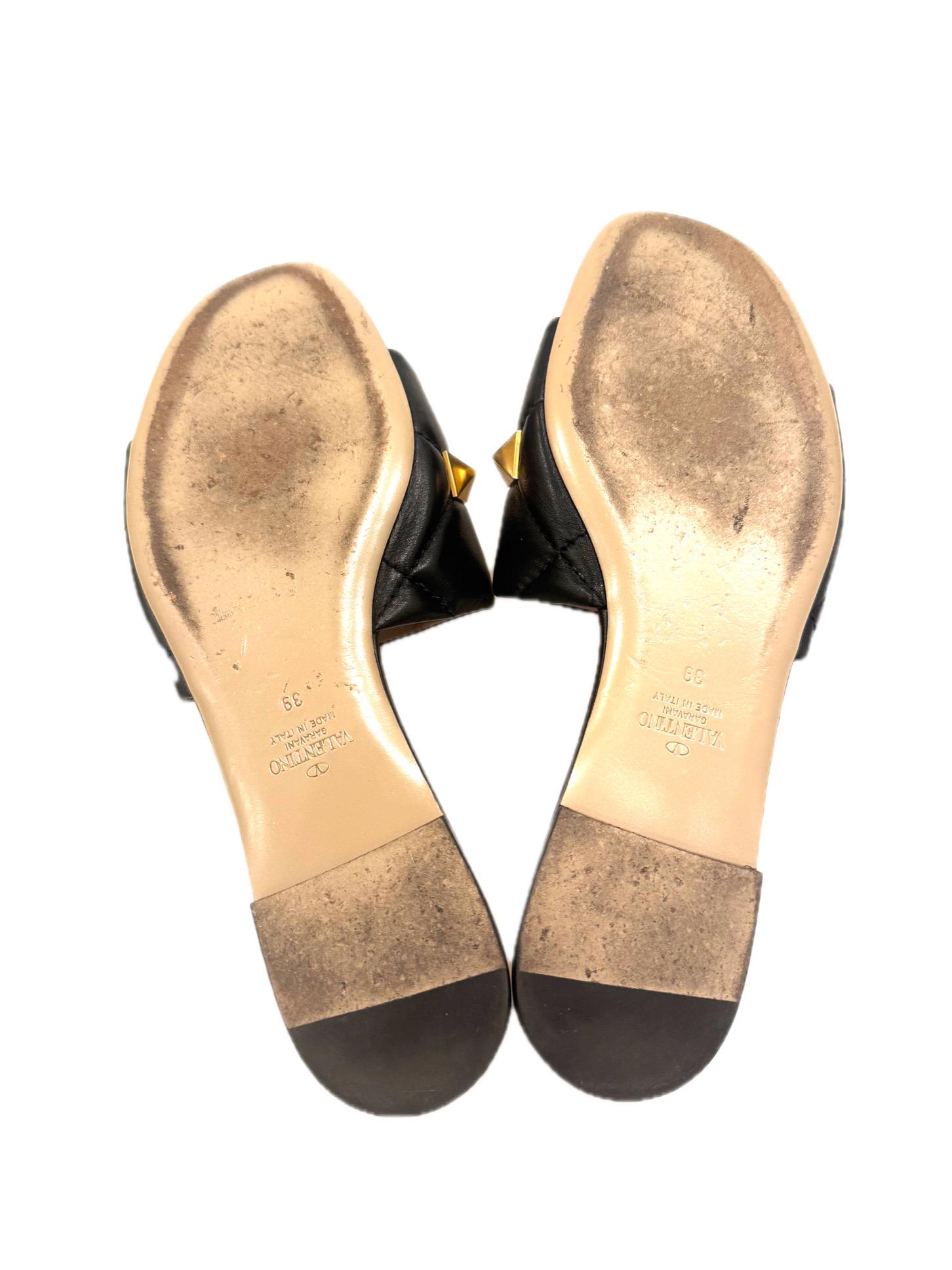 Valentino Garavani Roman Stud SlidesCuir nappa noir Collection SS21 Taille 39 en vente 4