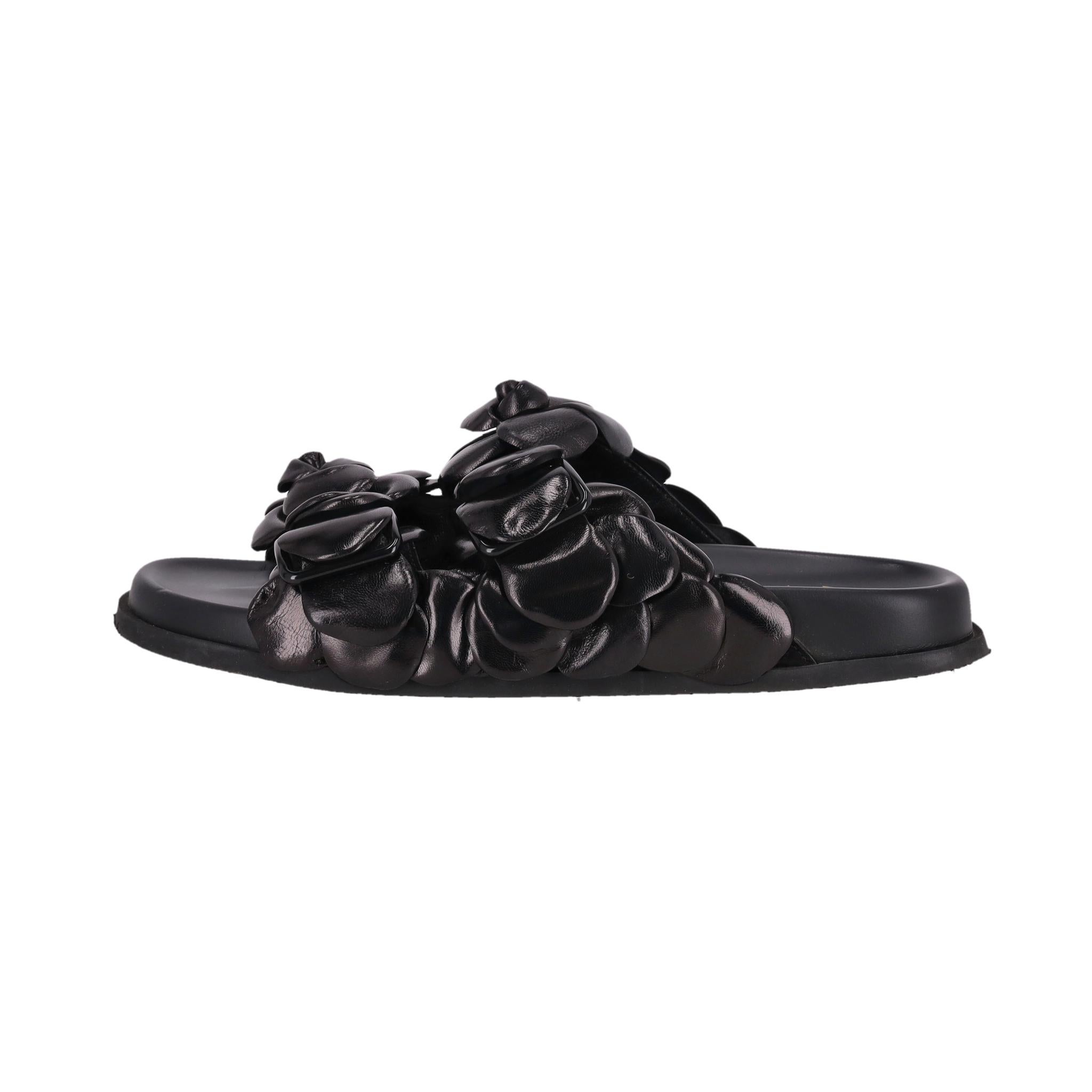Valentino Garavani Rose Edition Leder Slipper Sandalen

Schwarze Ledersandalen mit blütenblattförmigen Applikationen, die sich gegenseitig überlappen und so die Illusion blühender Blumen erzeugen.

Mit einer Silhouette aus zwei Riemen, einem