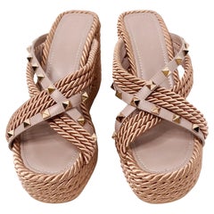 Valentino Garavani Sandalias de cuña de piel de torchón rosa con detalles Rockstud
