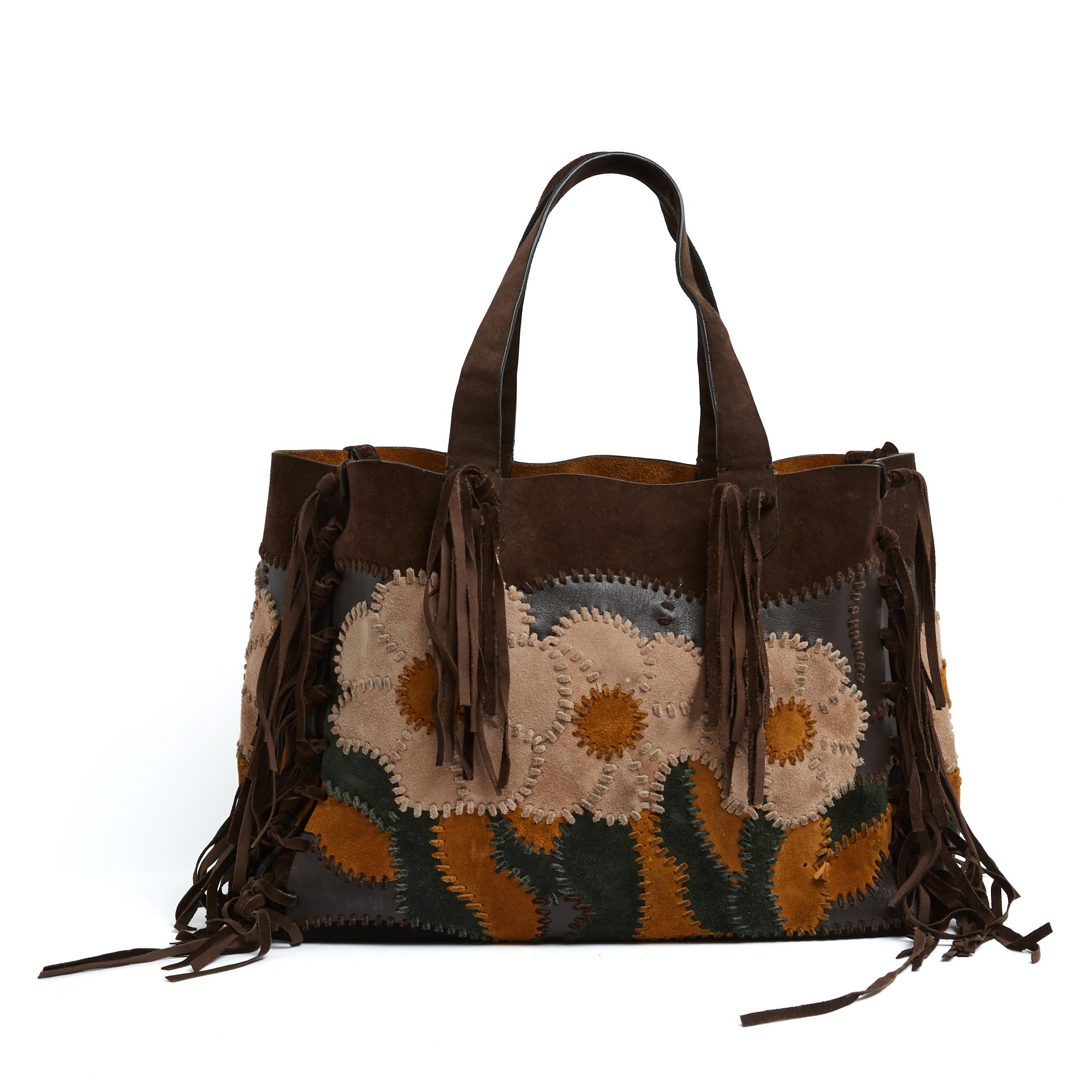 Valentino  Garavani Sac Cabas C-Rockee Suede Flowers Maxi Fringed Tote Bag In Good Condition For Sale In PARIS, FR
