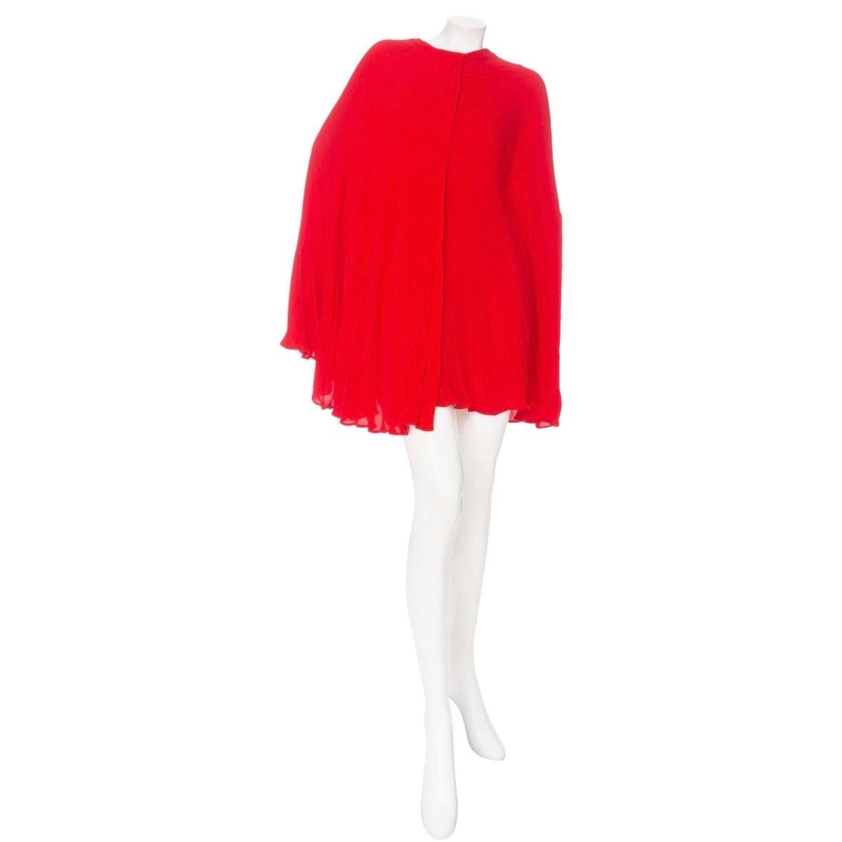 Valentino Garavani - Mini-robe moulante à effet cape en Georgette de soie, printemps 2023 en vente 1