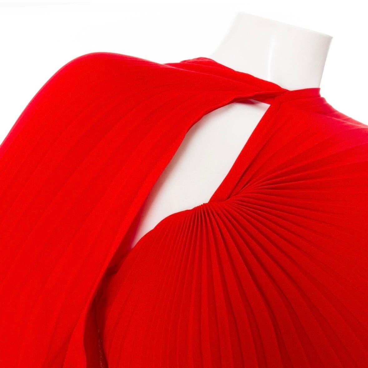 Valentino Garavani - Mini-robe moulante à effet cape en Georgette de soie, printemps 2023 en vente 2