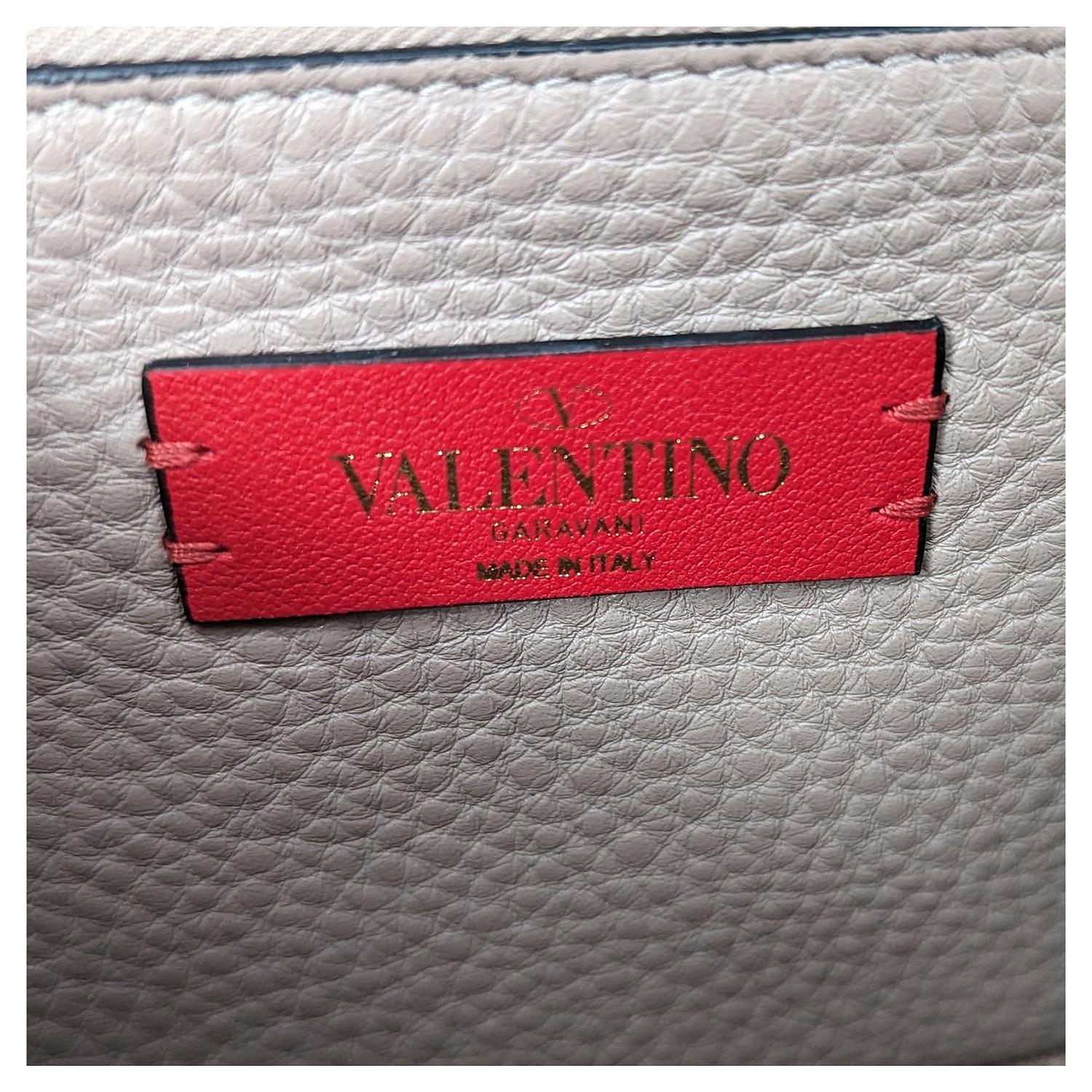 Valentino Garavani - Petit sac à bandoulière en cuir de veau grainé Rockstud en vente 4