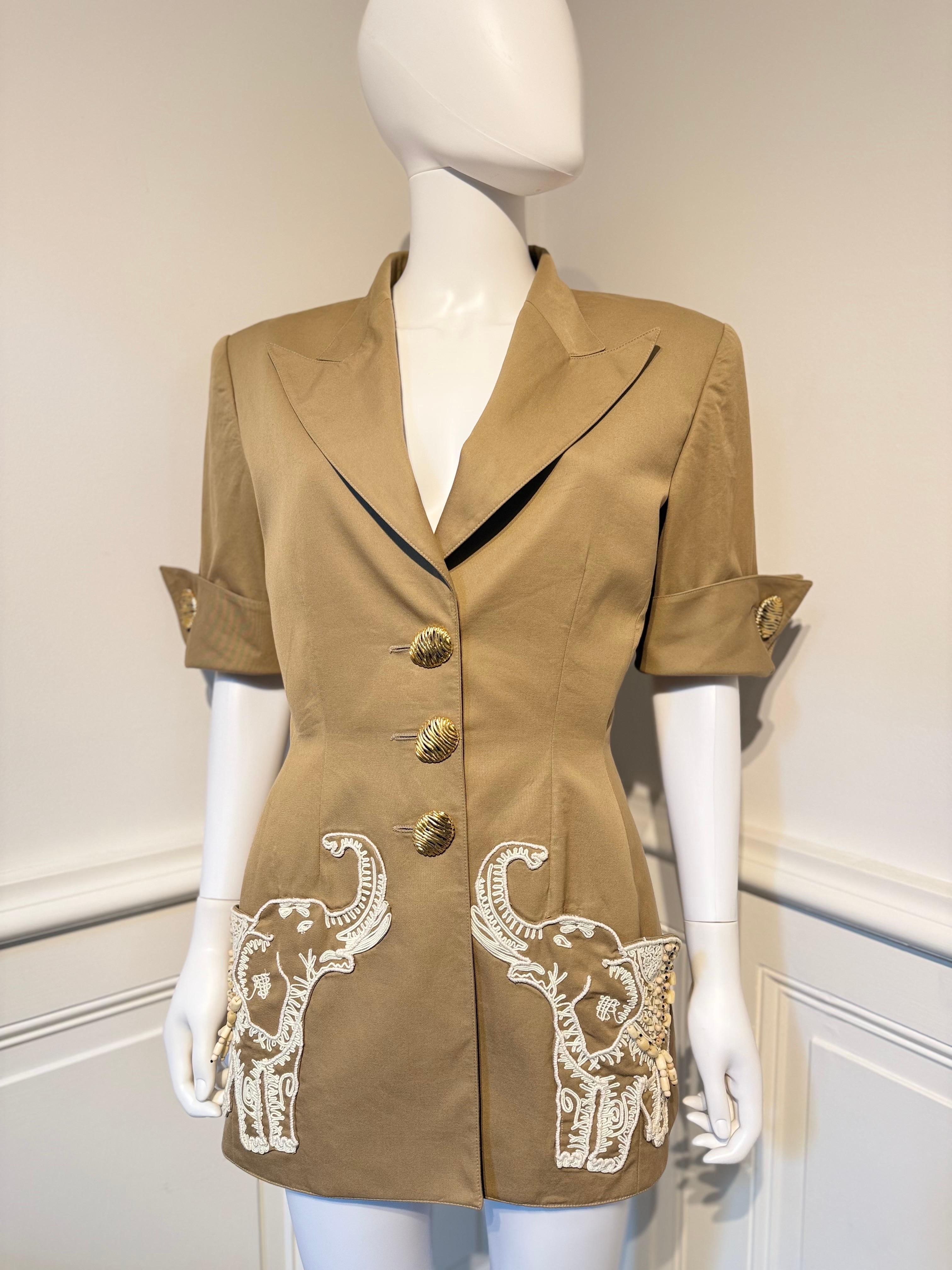 Velentino Frühjahr/Sommer 1993 tolle Sommerjacke mit elefantenverzierten Taschen und vergoldeten Knöpfen.
Die Größenangabe ist 10.
Die Messungen sind:
Schultern: 43 cm
Brustumfang: 48 cm
Taille: 38 cm
Länge: 74 cm
Ärmel: 29 cm
Die Zusammensetzung
