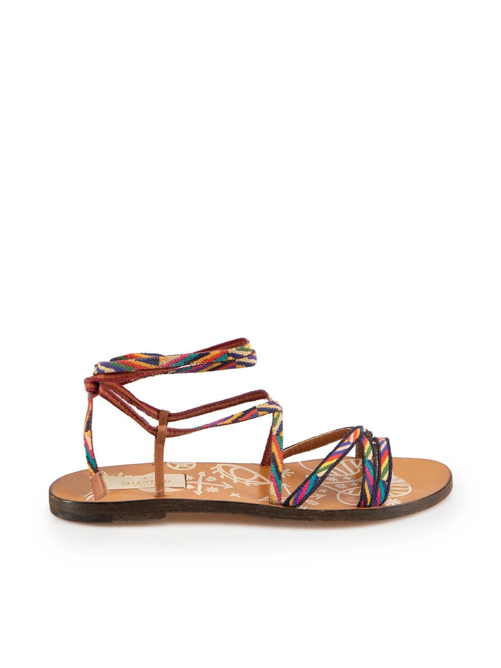 CONDIT ist gut. Allgemeine Abnutzung der Sandalen ist offensichtlich. Mäßige Abnutzungserscheinungen an beiden Schuh-Fußbetten mit allgemeinen Abschürfungen am Leder und beide Schuhbänder sind leicht verfärbt auf diesem gebrauchten Valentino