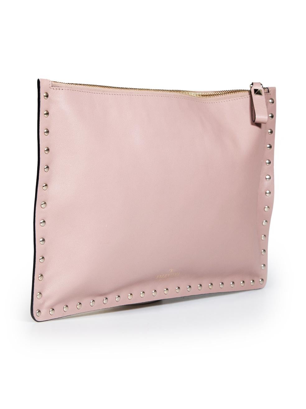 CONDITION is Good. Minor wear to clutch is evident. There are markings along the inside lining on this used Valentino Garavani designer resale item.
 
 Details
 
 
 Model: Rockstud
 
 Taupe 
 
 Leather 
 
 Clutch 
 
 Rockstud detail 
 
 Gold tone