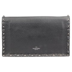 Valentino Garavani Die Clutch aus strukturiertem Leder mit Nieten