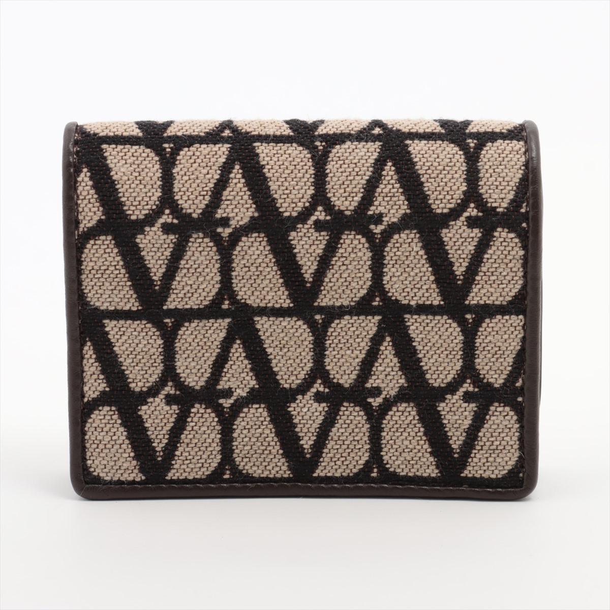 The Valentino Garavani Toile Iconographe Bi-fold Wallet in Beige and Brown is a sophisticated accessory that effortlessly combines style and functionality. Crafted from durable canvas adorned with the iconic Valentino Garavani Toile Iconographe