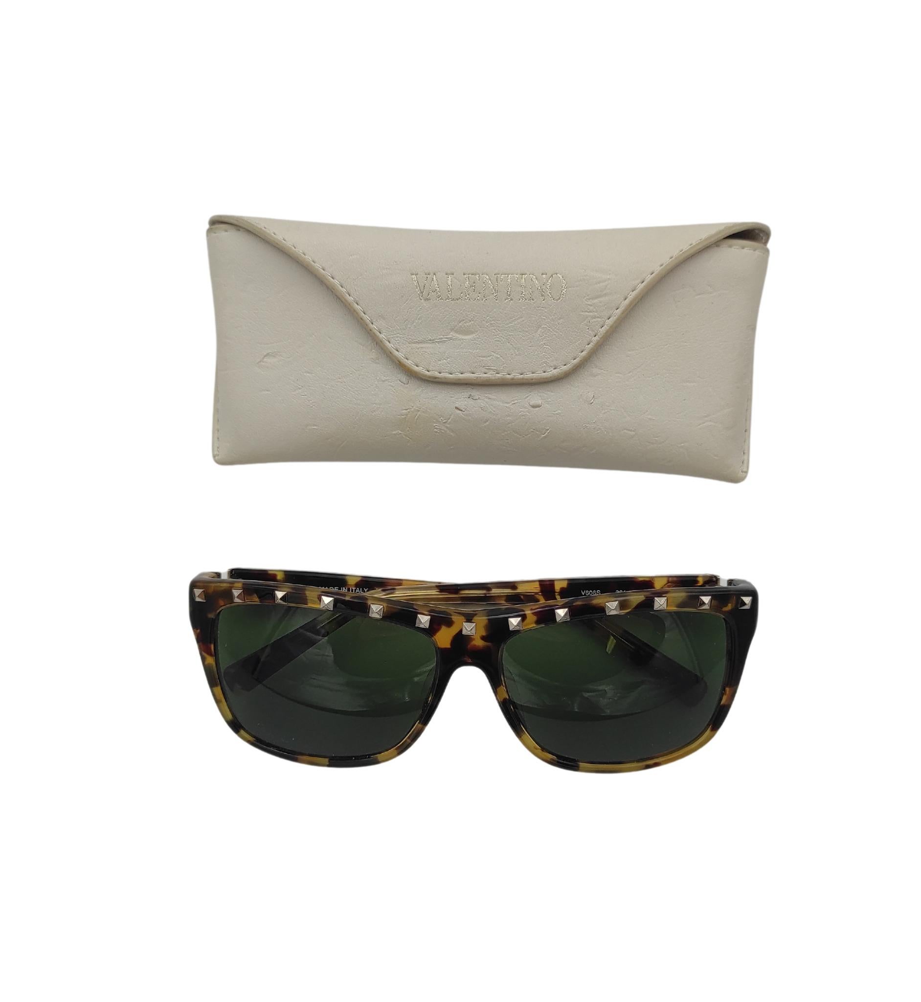 Valentino Garavani sunglasses
Brown and black tortoiseshell print frame
Green lenses
Silver metal studs

Great condition
Minor signs of use
With original case