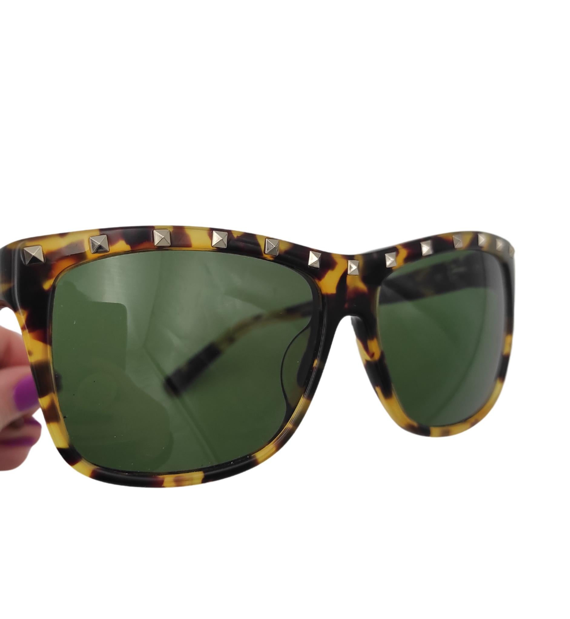 Black Valentino Garavani tortoiseshell print silver studs sunglasses For Sale