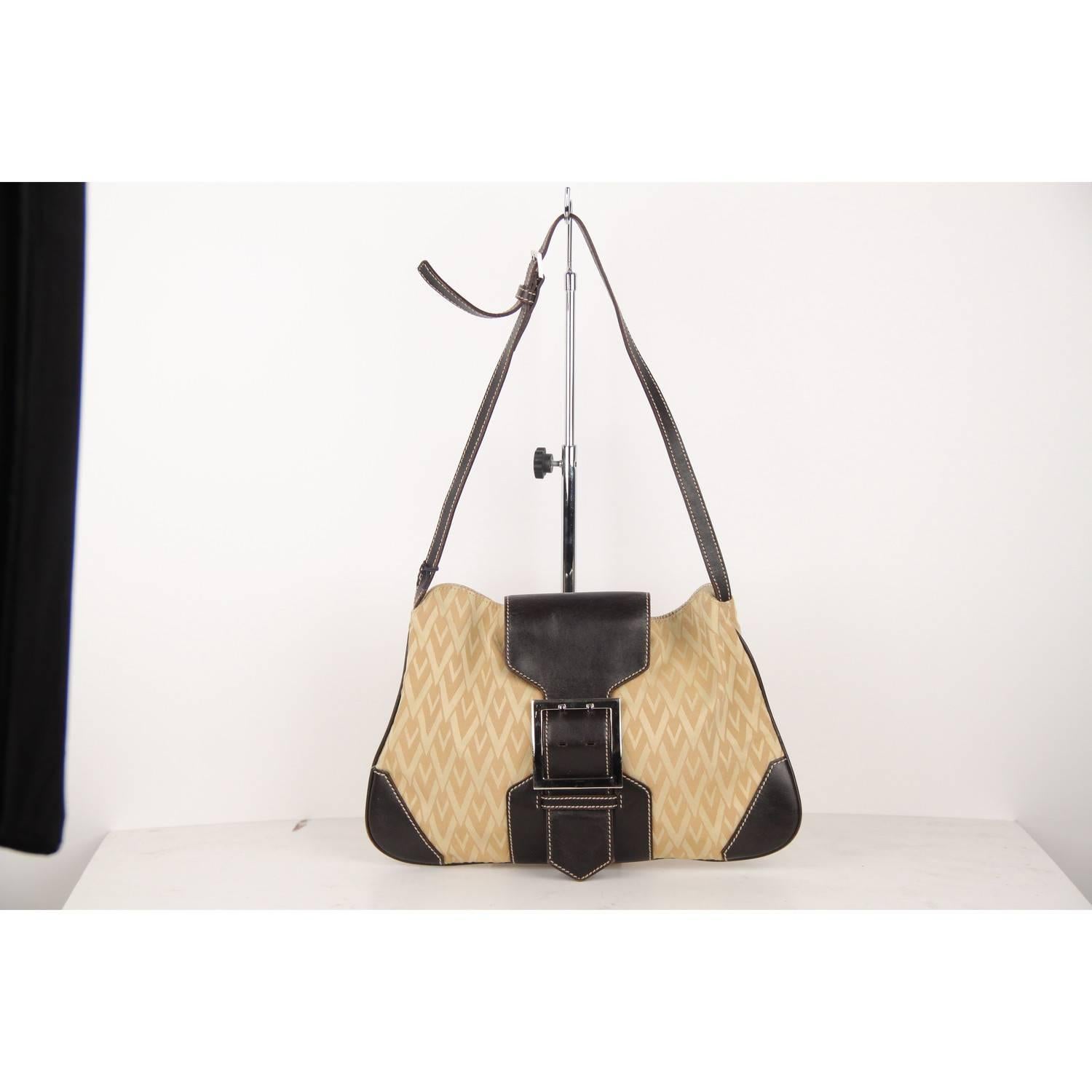 - Valentino Garavani Beige V-Fabric Canvas Riedition SS '68 Collection Hobo Bag
- Beige V-fabric canvas with black leather trim
- the V-fabric is a reproduction of an original 1968 design-vintage inspired
- Fold over flap with buckle detailing
-