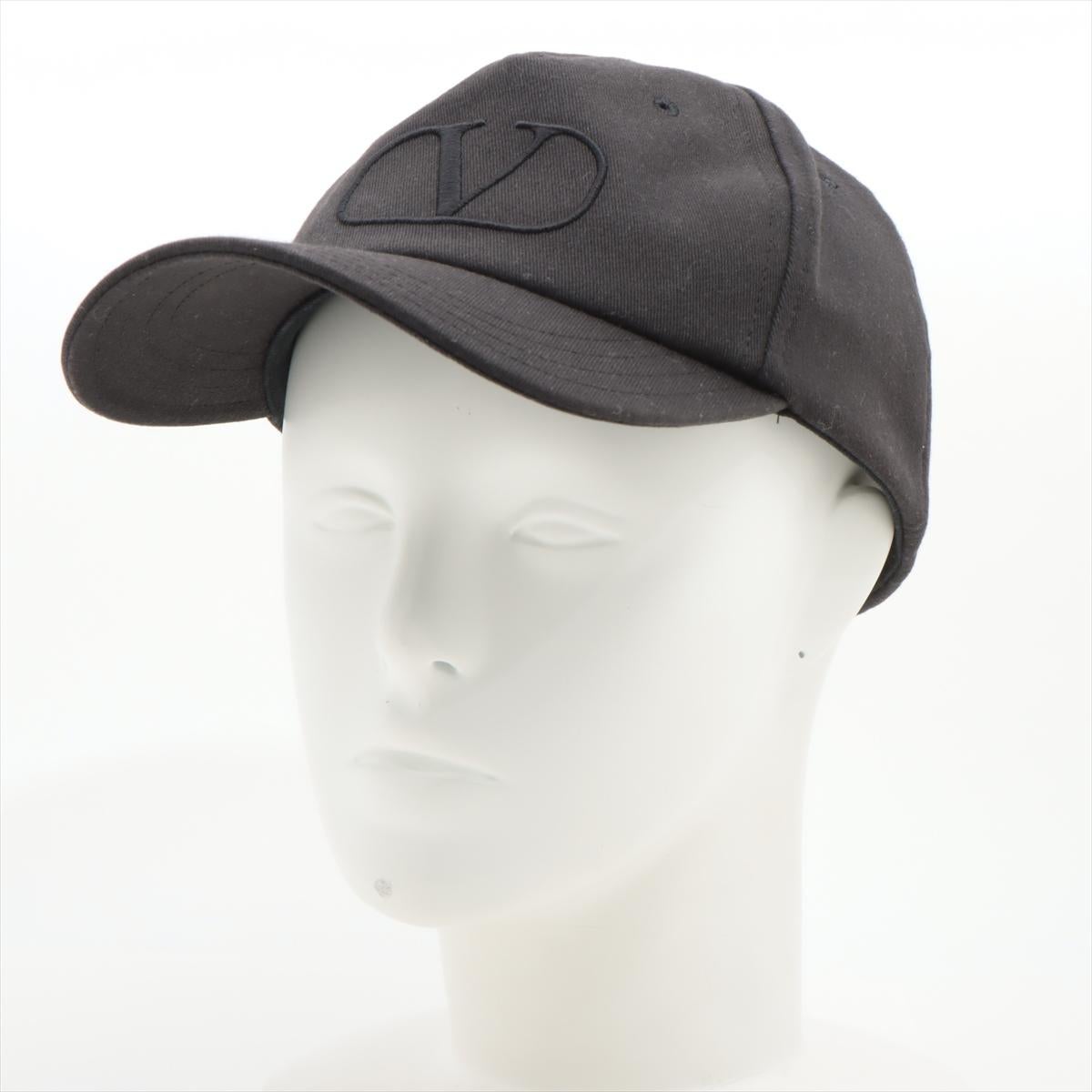 La Gorra con el Logotipo V de Valentino Garavani en Negro es un accesorio chic y contemporáneo que captura a la perfección la elegancia vanguardista de la marca. Fabricada con materiales de alta calidad, la gorra luce el emblemático logotipo de la V