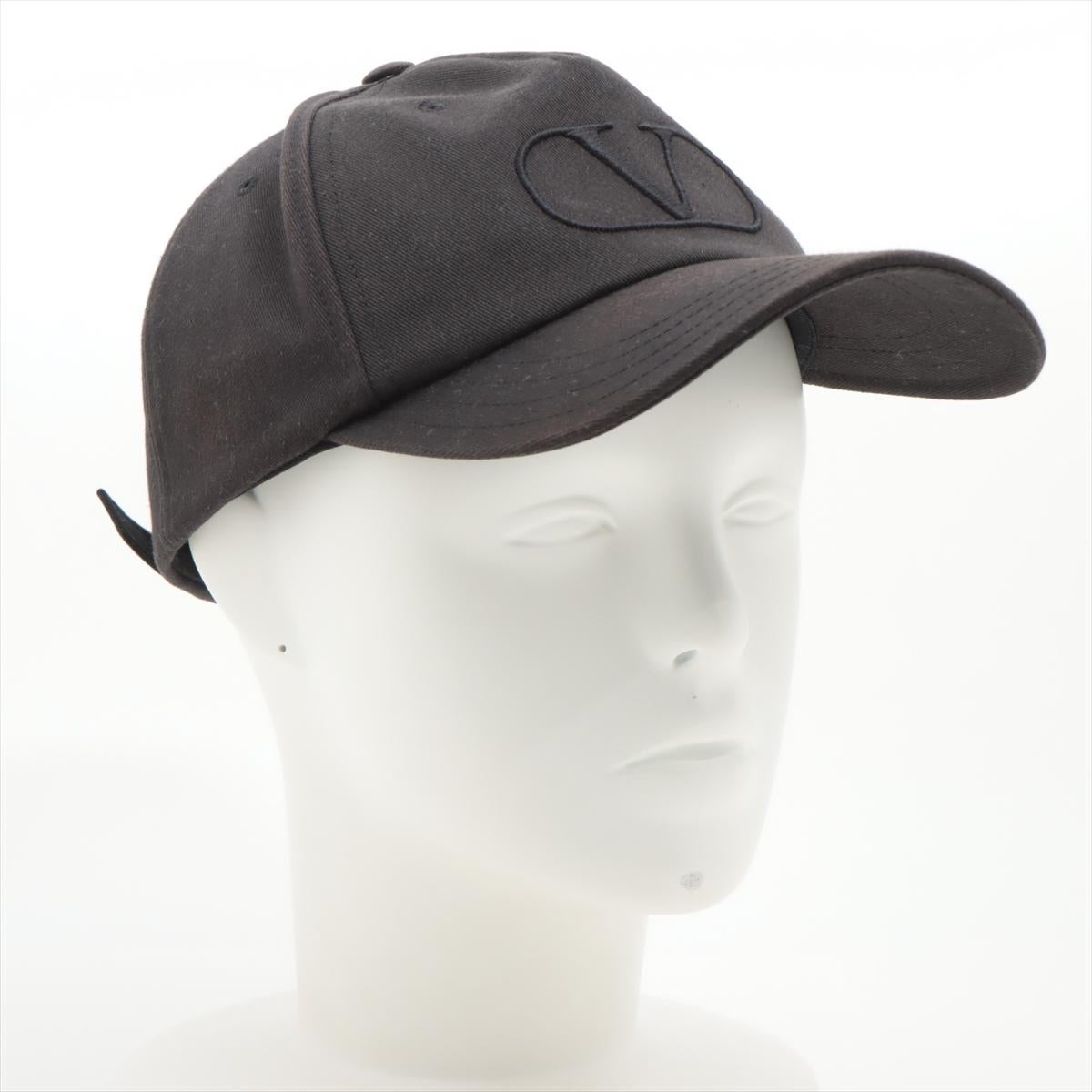 Gorra Valentino Garavani V Logo Negro en Bueno estado para la venta en Humacao, PR