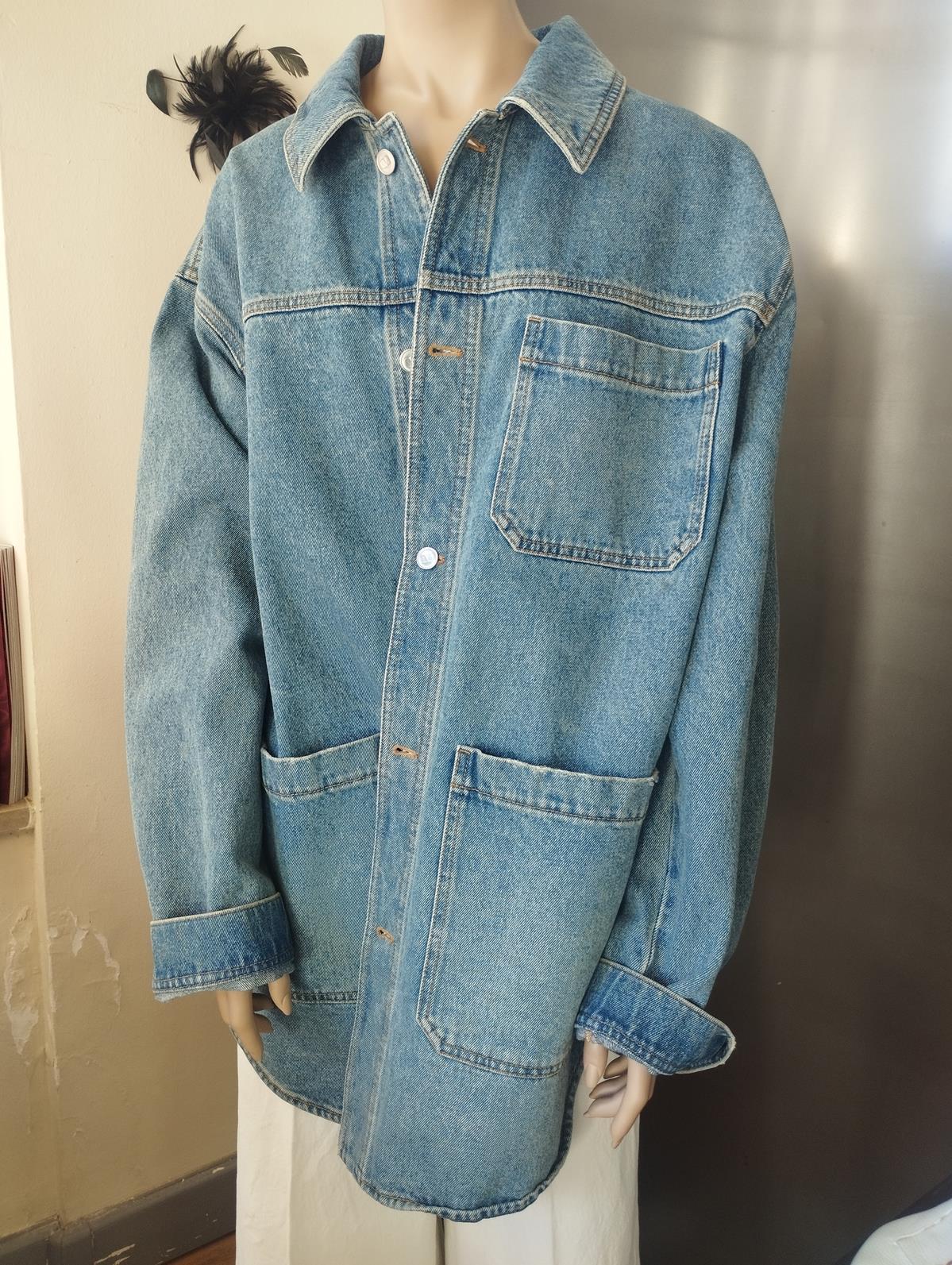 Iconic Valentino V Logo jacket
100% Cotton
Blue color
Three pockets
Button closure
V Logo
Length shoulder/hem cm 80 (31,4 inches)
Shoulder cm 60 (23,6 inches)
Over fit
Fast international shipping from Italy included in the price
