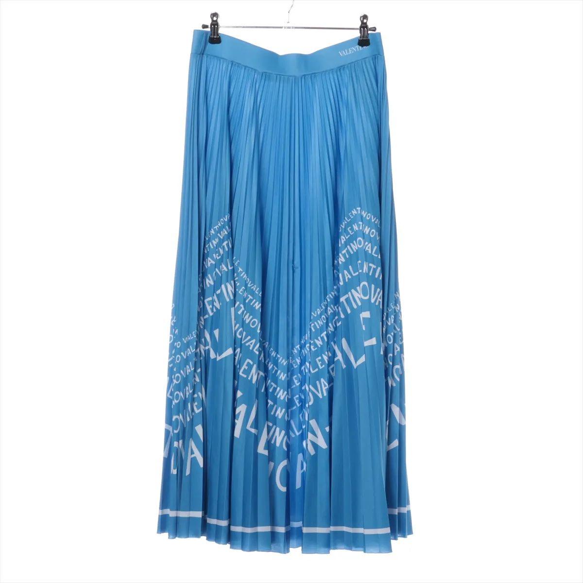 La jupe plissée à chevrons Valentino en bleu est une fusion saisissante d'élégance graphique et de mouvement fluide. Confectionnée en polyester léger, cette jupe est ornée d'un motif dynamique à chevrons avec logo Valentino, qui lui confère une