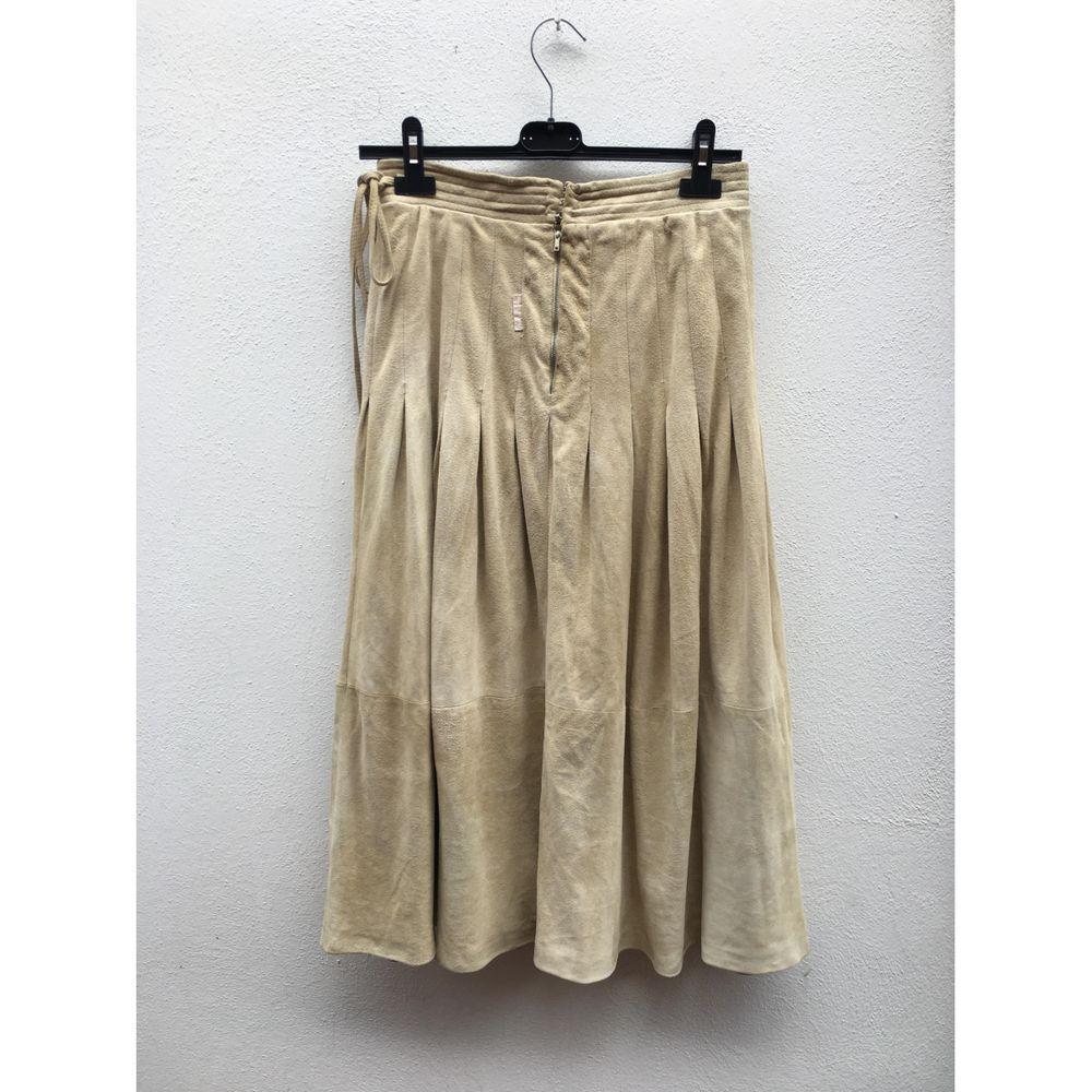 Valentino Garavani Vintage Leather Mid-Length Skirt in Beige

Valentino skirt. In beige suede leather. Size indicated 46 it but wears a 42 \ 44 it. Measures 36 cm of waist (adjustable with elastic) and 78 cm of length. As you can see from the photos